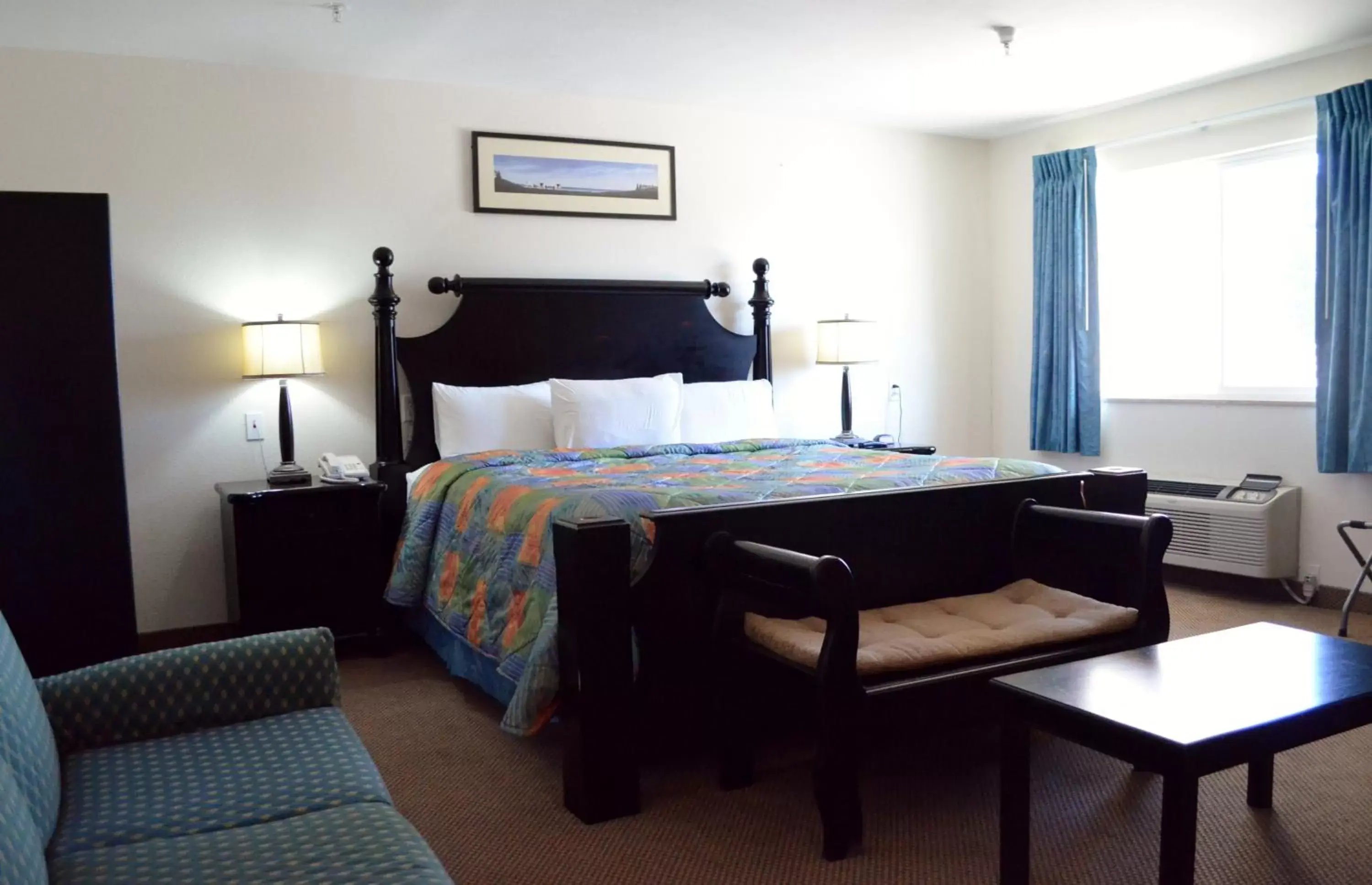 Photo of the whole room, Bed in Knights Inn Quincy