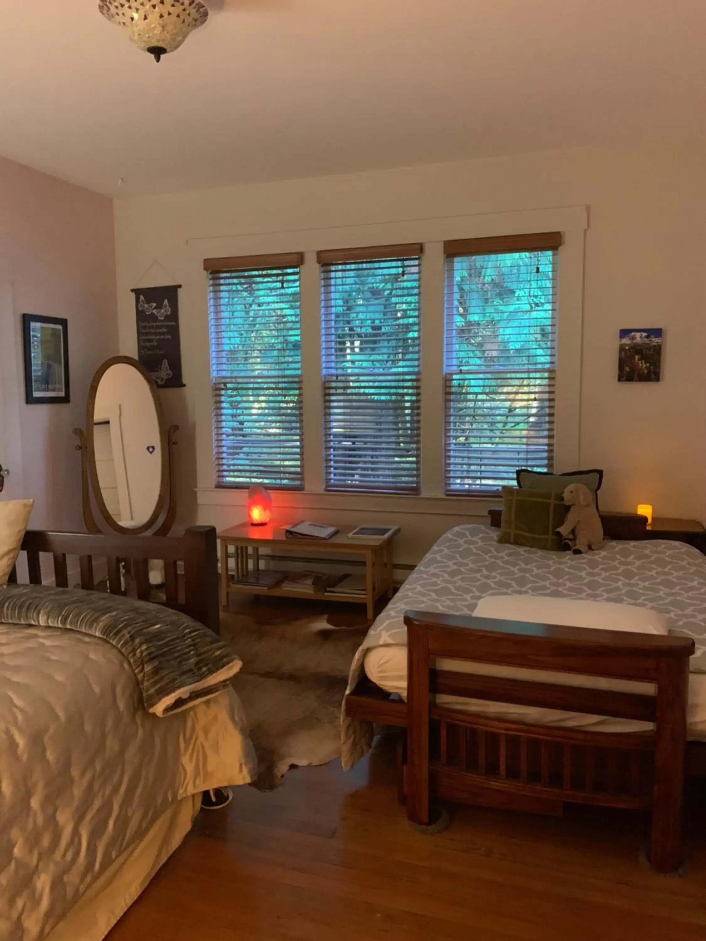 Bedroom, Bed in Mountain Meadows Inn