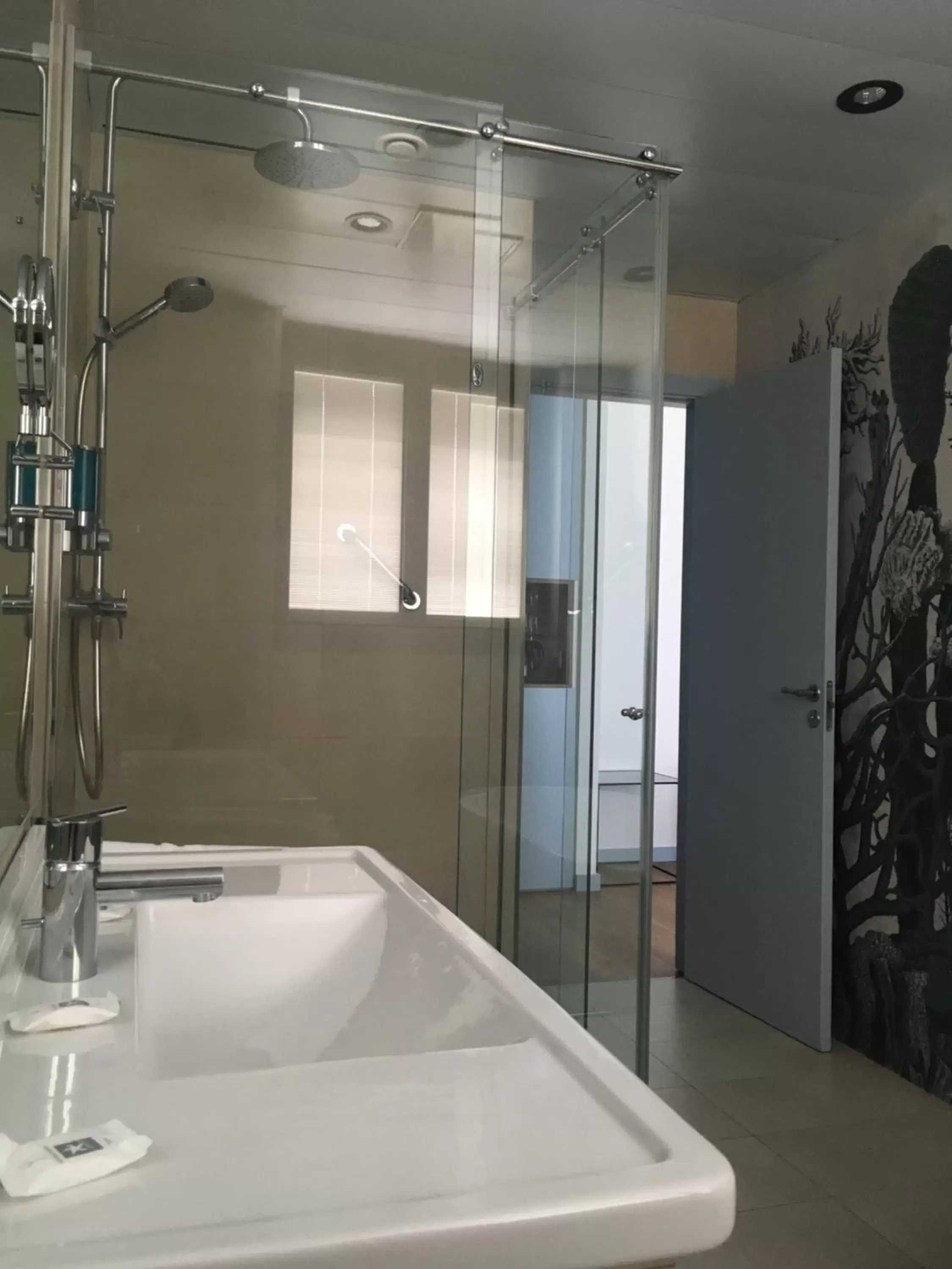 Shower, Bathroom in Hotel Neptuno