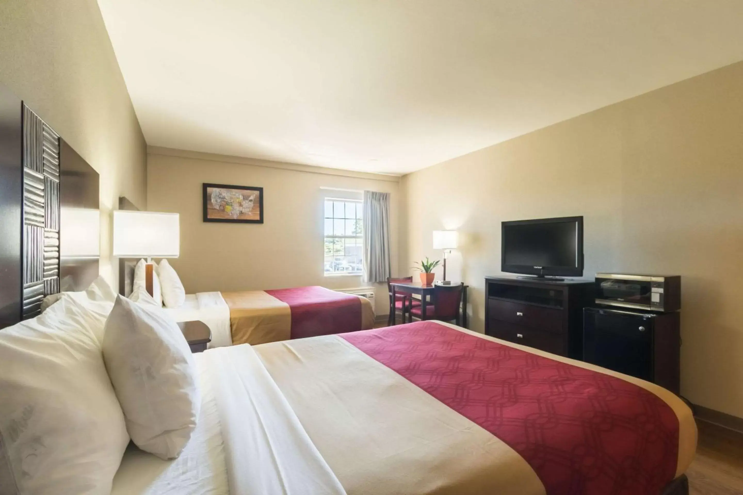 Photo of the whole room, TV/Entertainment Center in Econo Lodge Harrisburg Southwest of Hershey Area