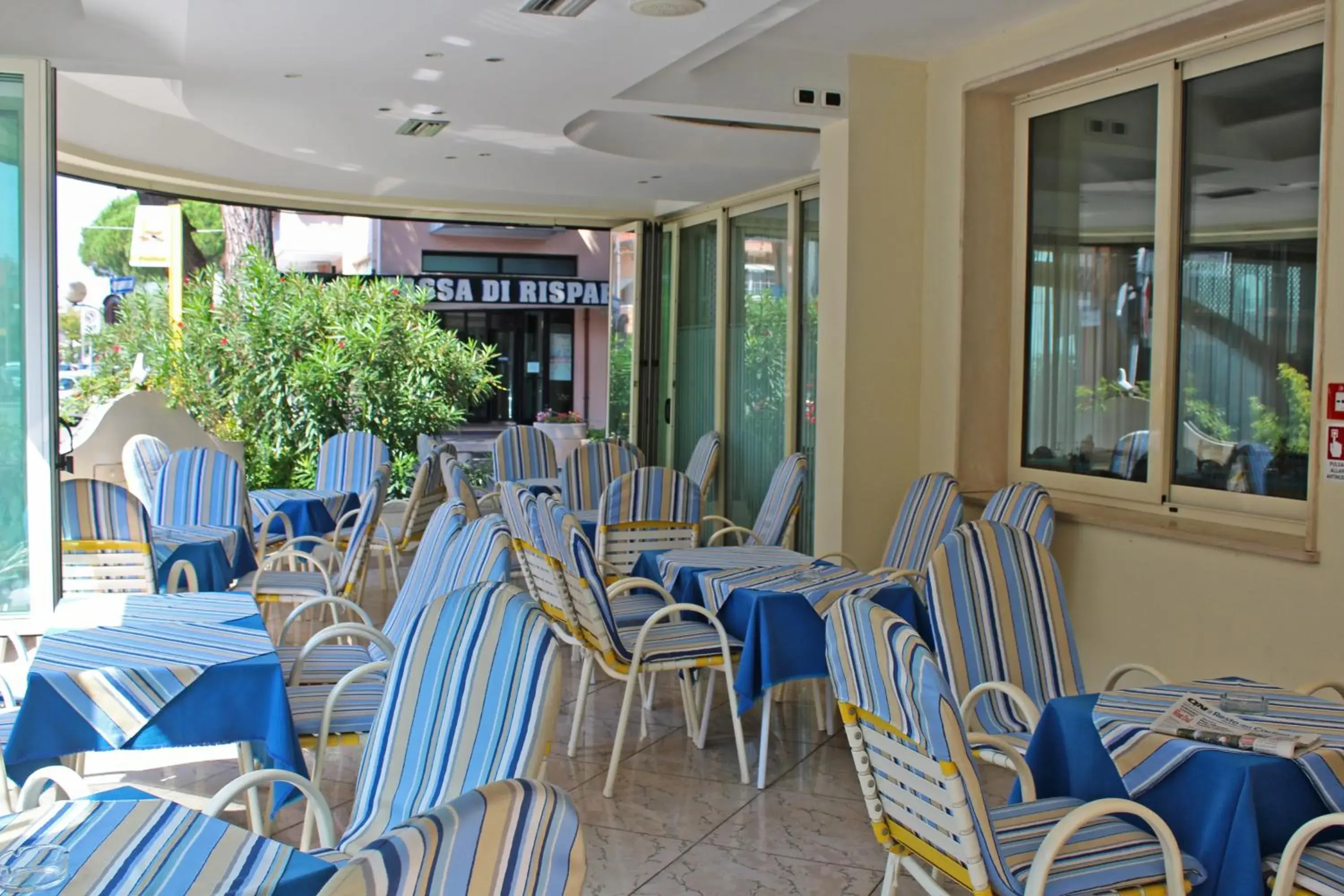 Patio, Restaurant/Places to Eat in Hotel Royal