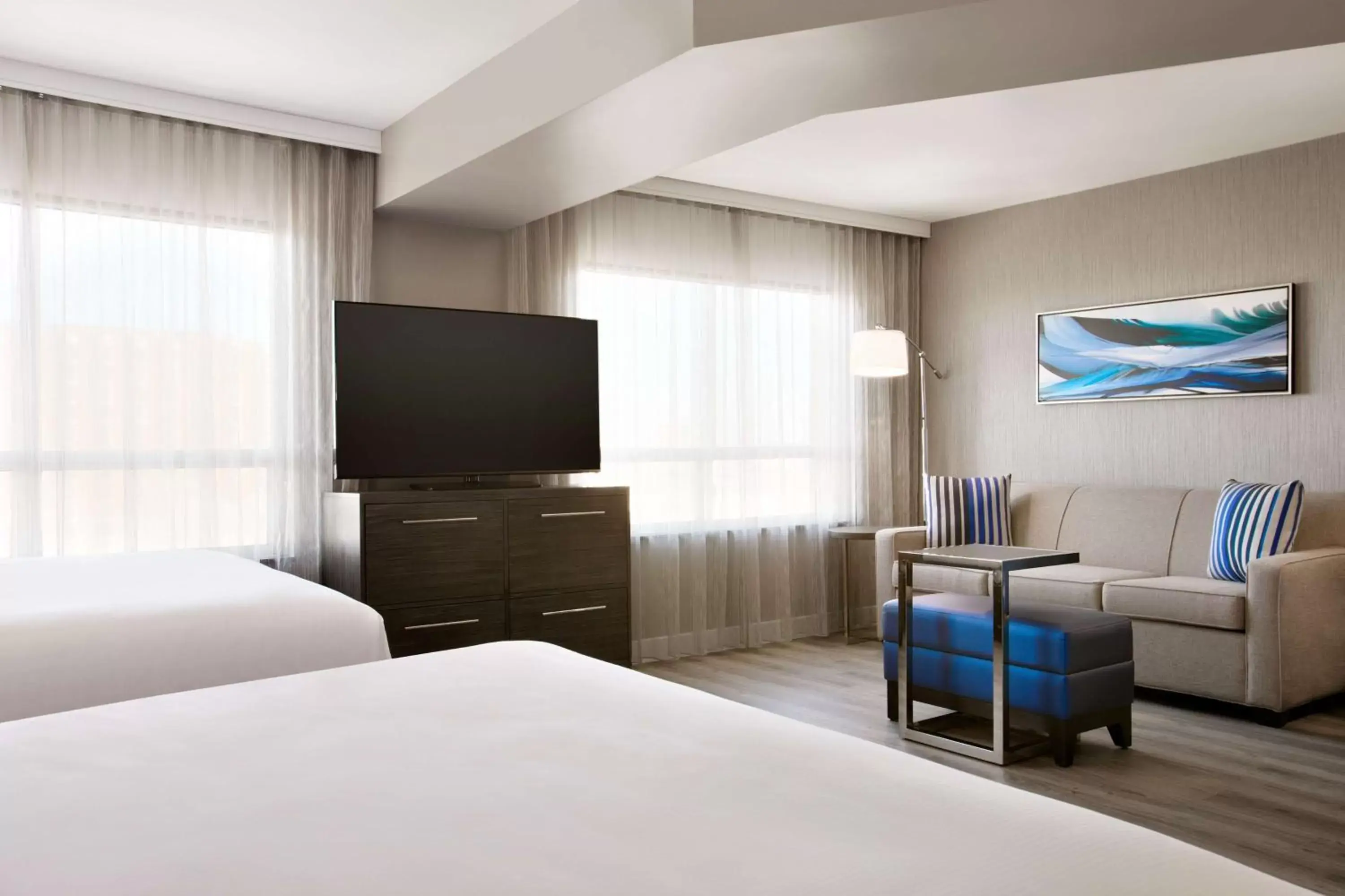 Bedroom, TV/Entertainment Center in Embassy Suites By Hilton Toronto Airport