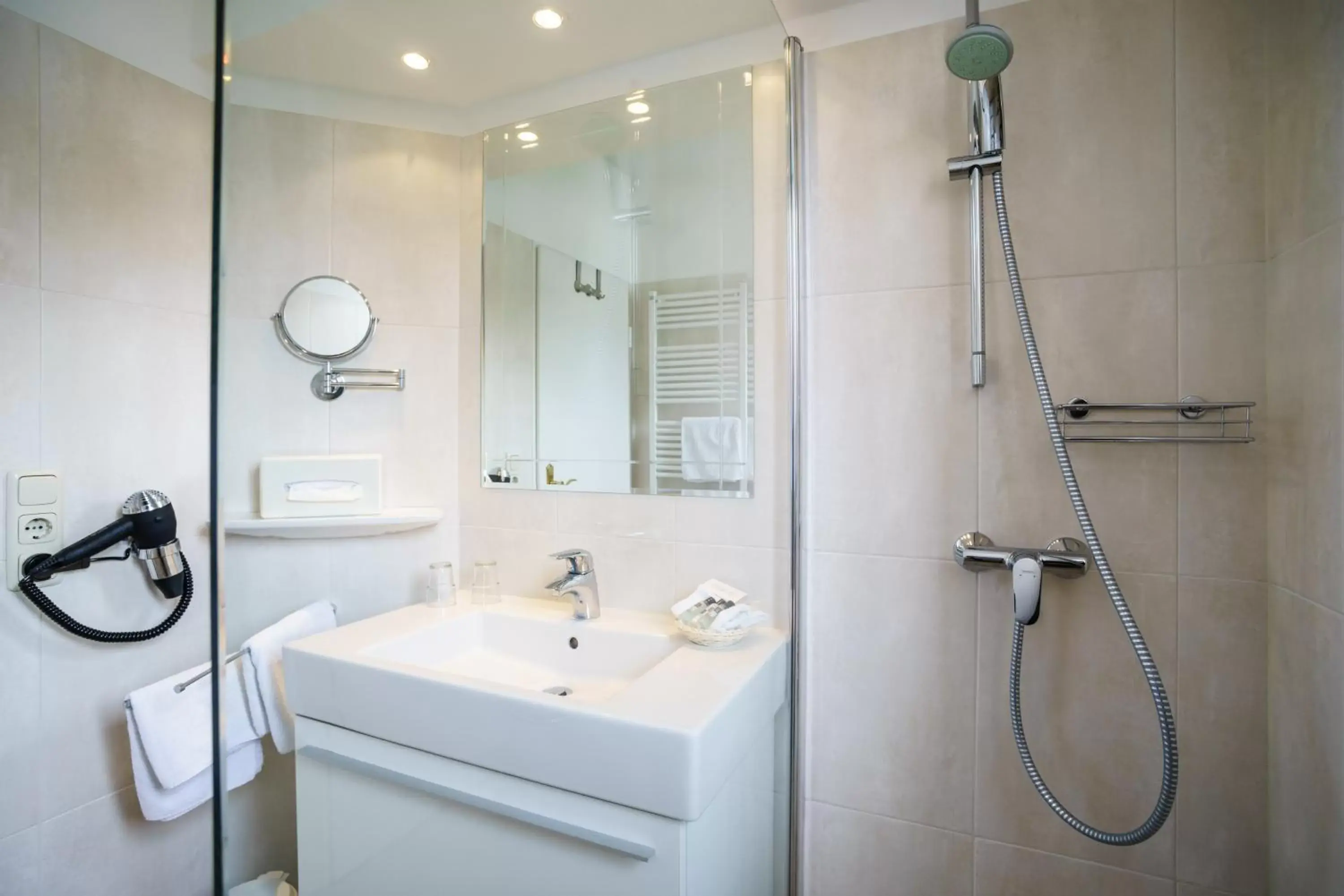 Shower, Bathroom in Hotel Holsteiner Hof GmbH