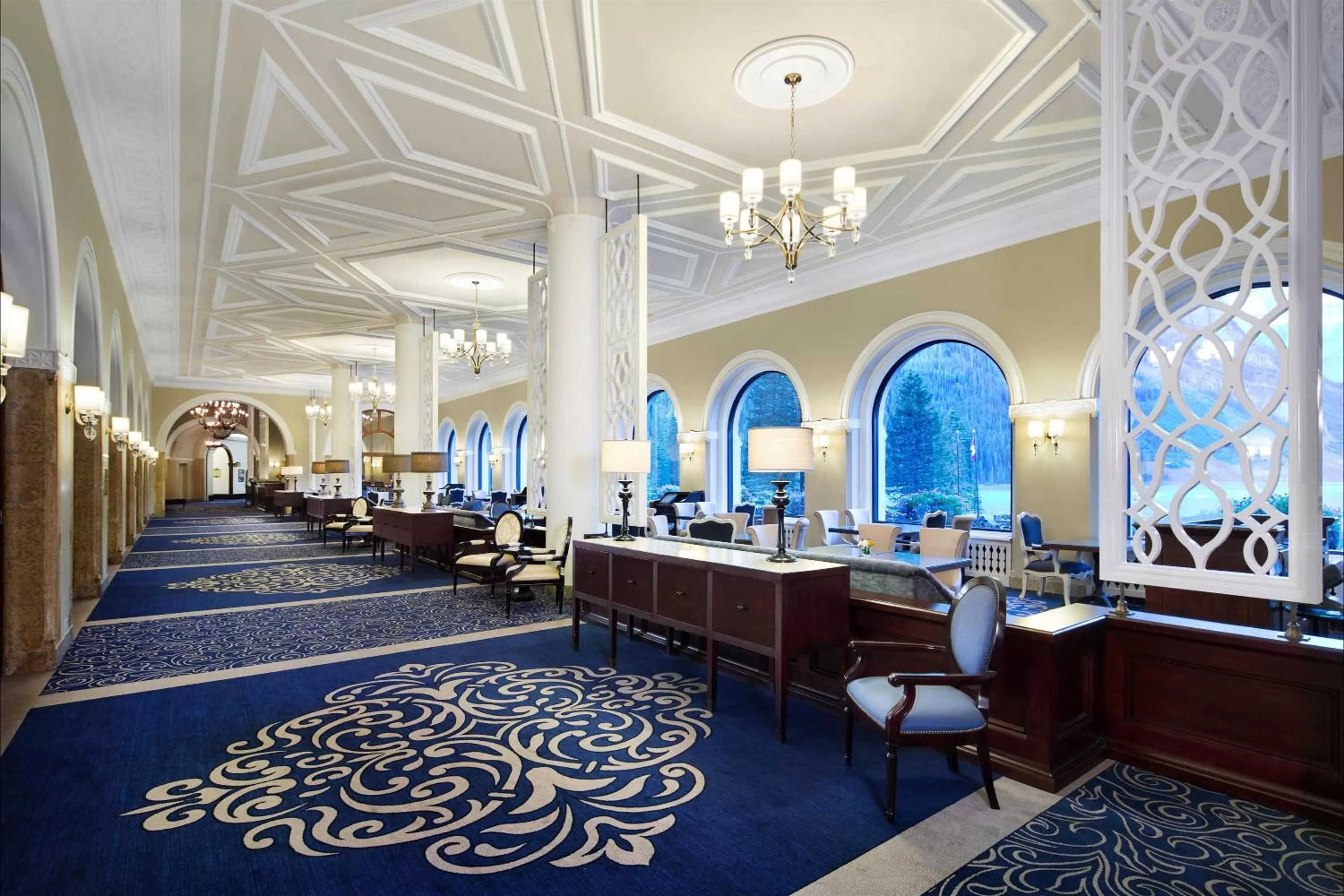 Lounge or bar in Fairmont Château Lake Louise