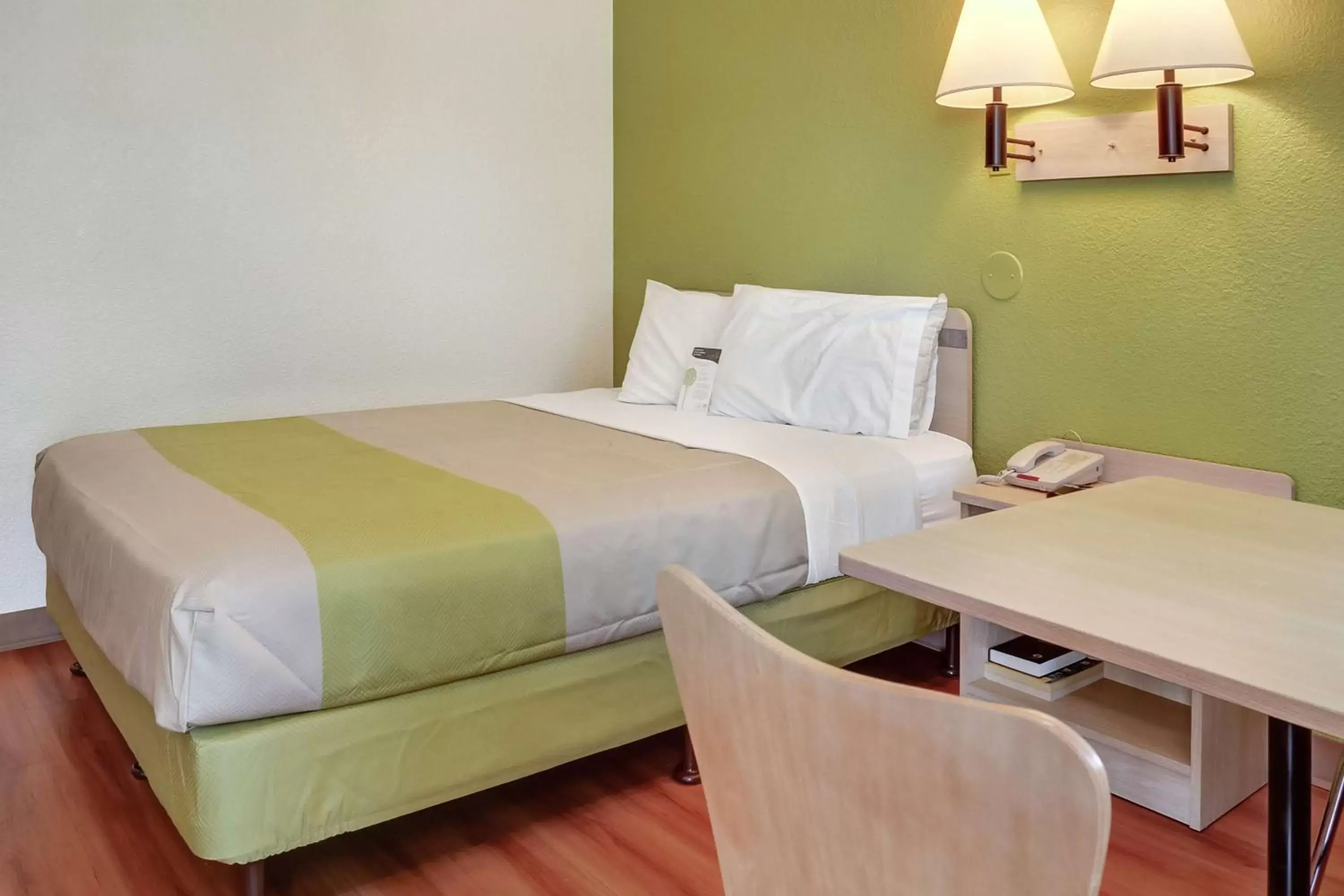 TV and multimedia, Bed in Motel 6-Eugene, OR - South Springfield TV and multimedia, Bed in Motel 6-Eugene, OR - South Springfield