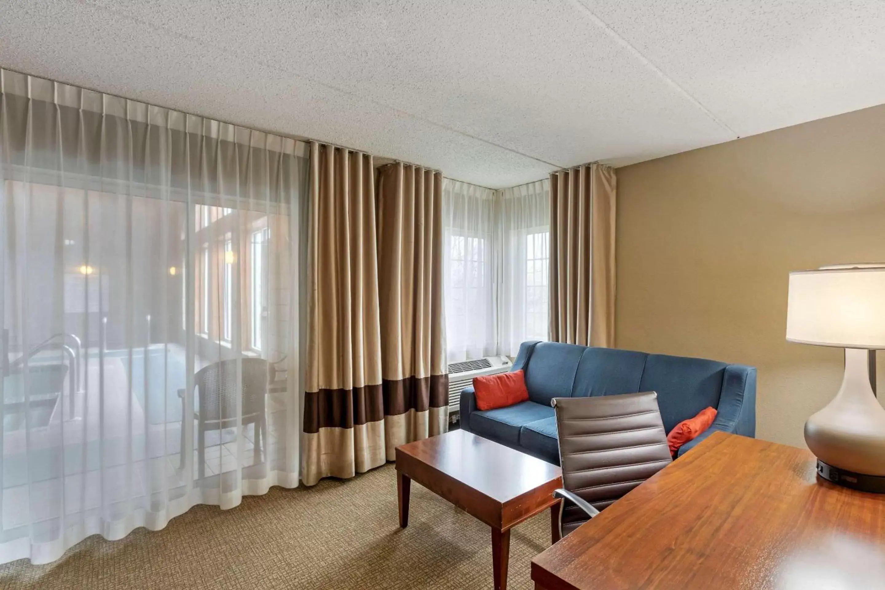 Photo of the whole room, Seating Area in Comfort Inn & Suites Jackson - West Bend