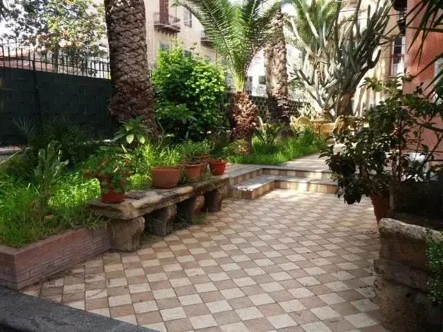 Decorative detail, Garden in Hotel Villa Archirafi