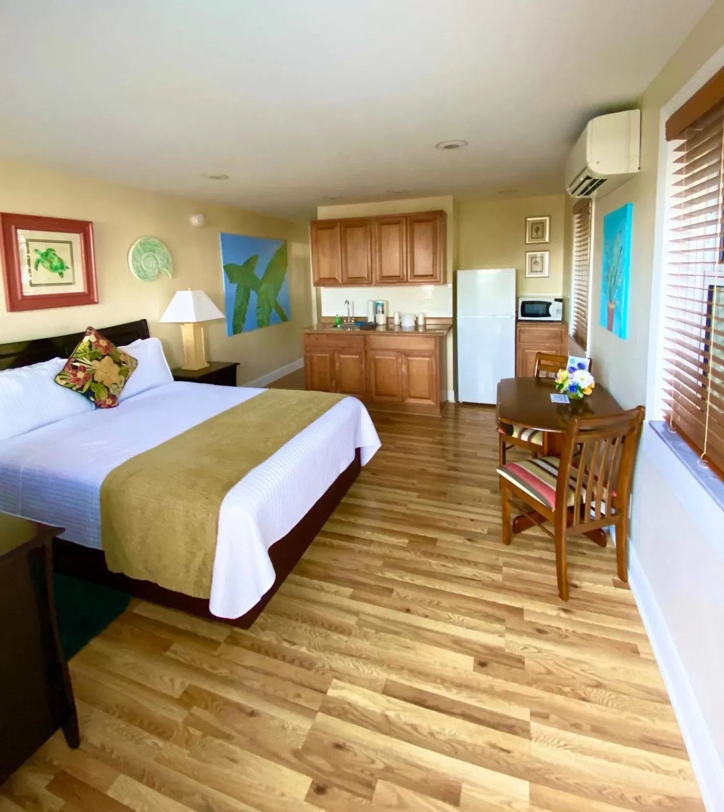 Photo of the whole room, Bed in Harborside Motel & Marina
