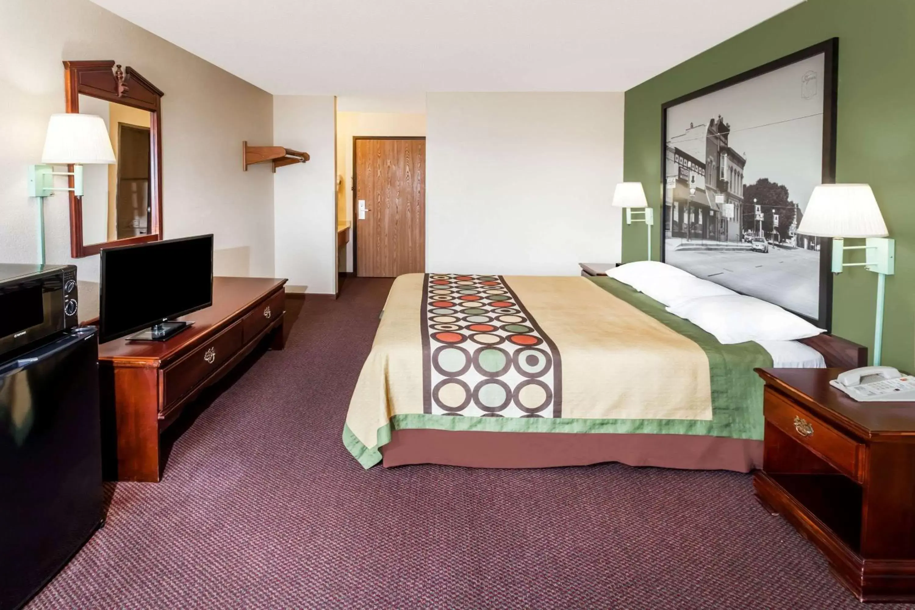 Photo of the whole room, Bed in Super 8 by Wyndham Lincoln