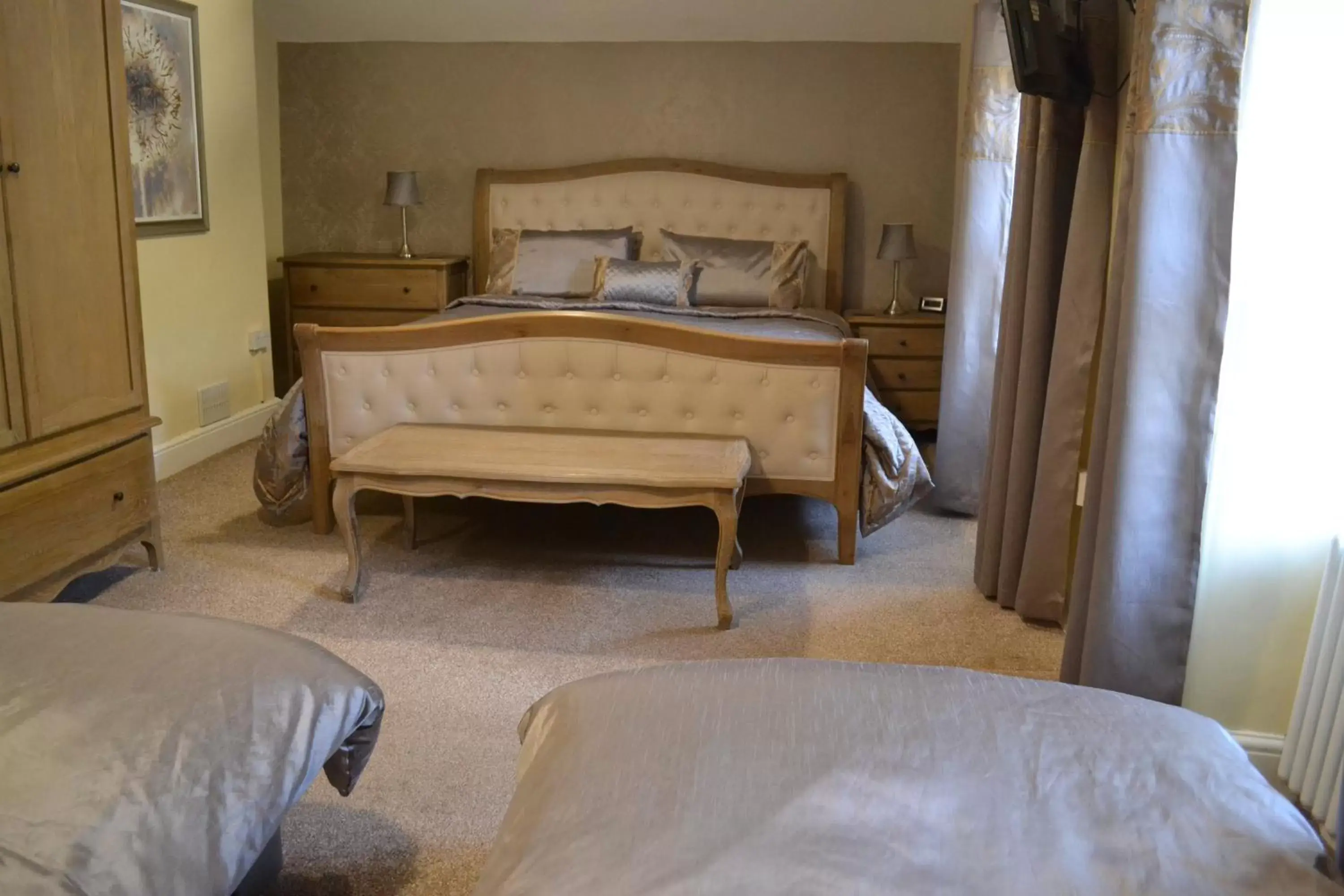 Photo of the whole room, Bed in Coed-y-Fron