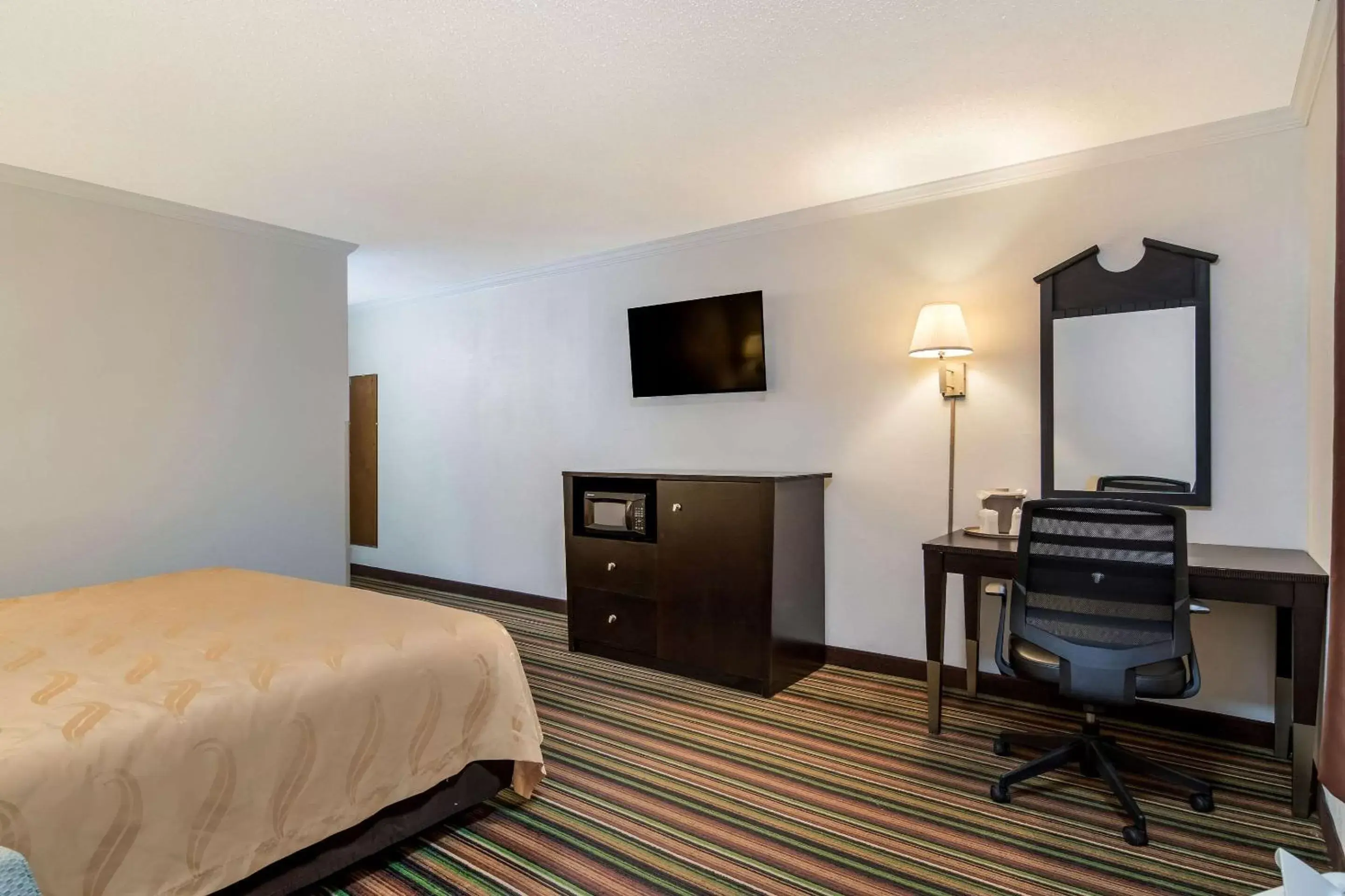 Bedroom, TV/Entertainment Center in Quality Inn Marietta