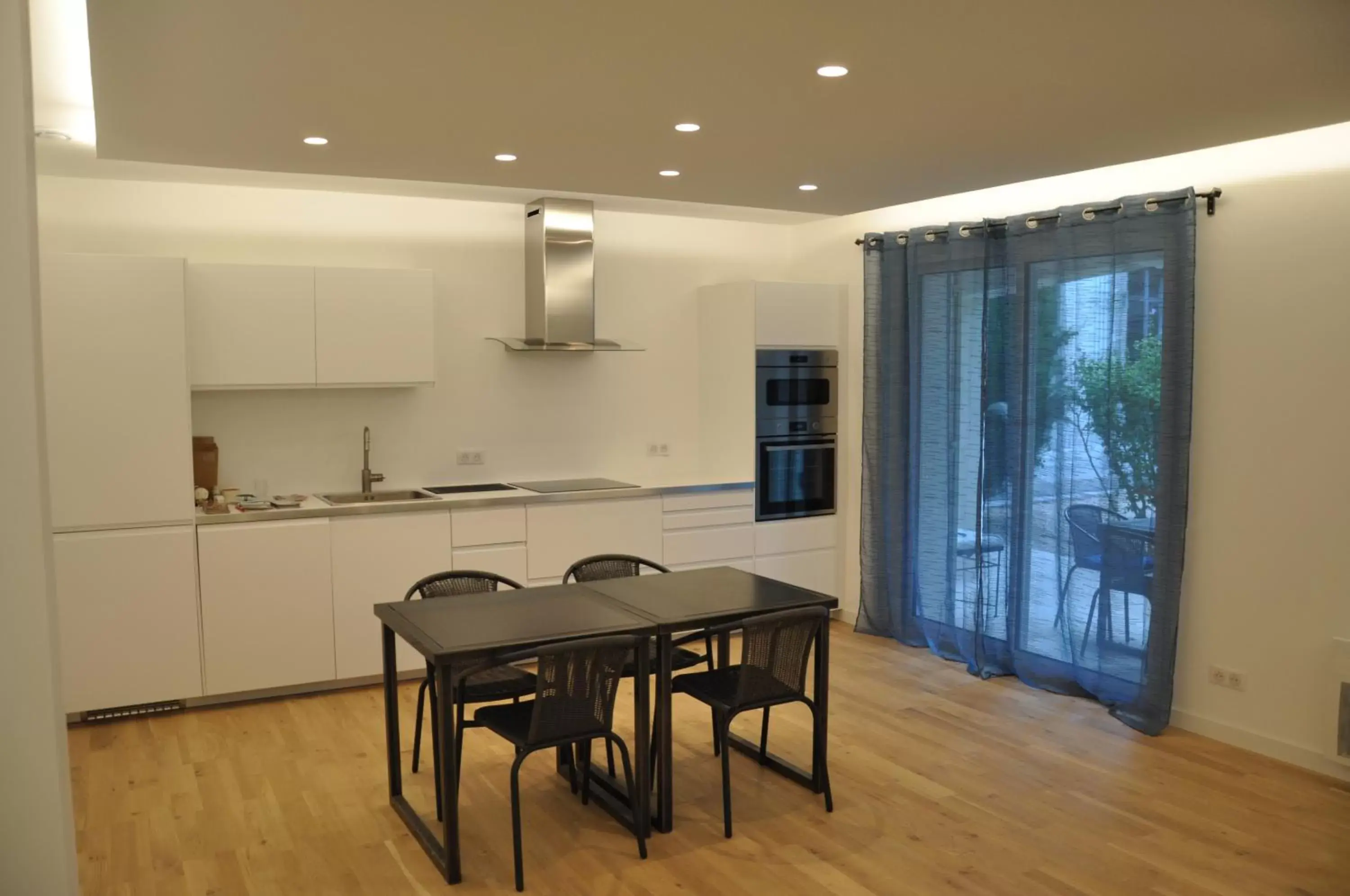 Kitchen or kitchenette, Dining Area in Chambres d'hôtes sous l'olivier