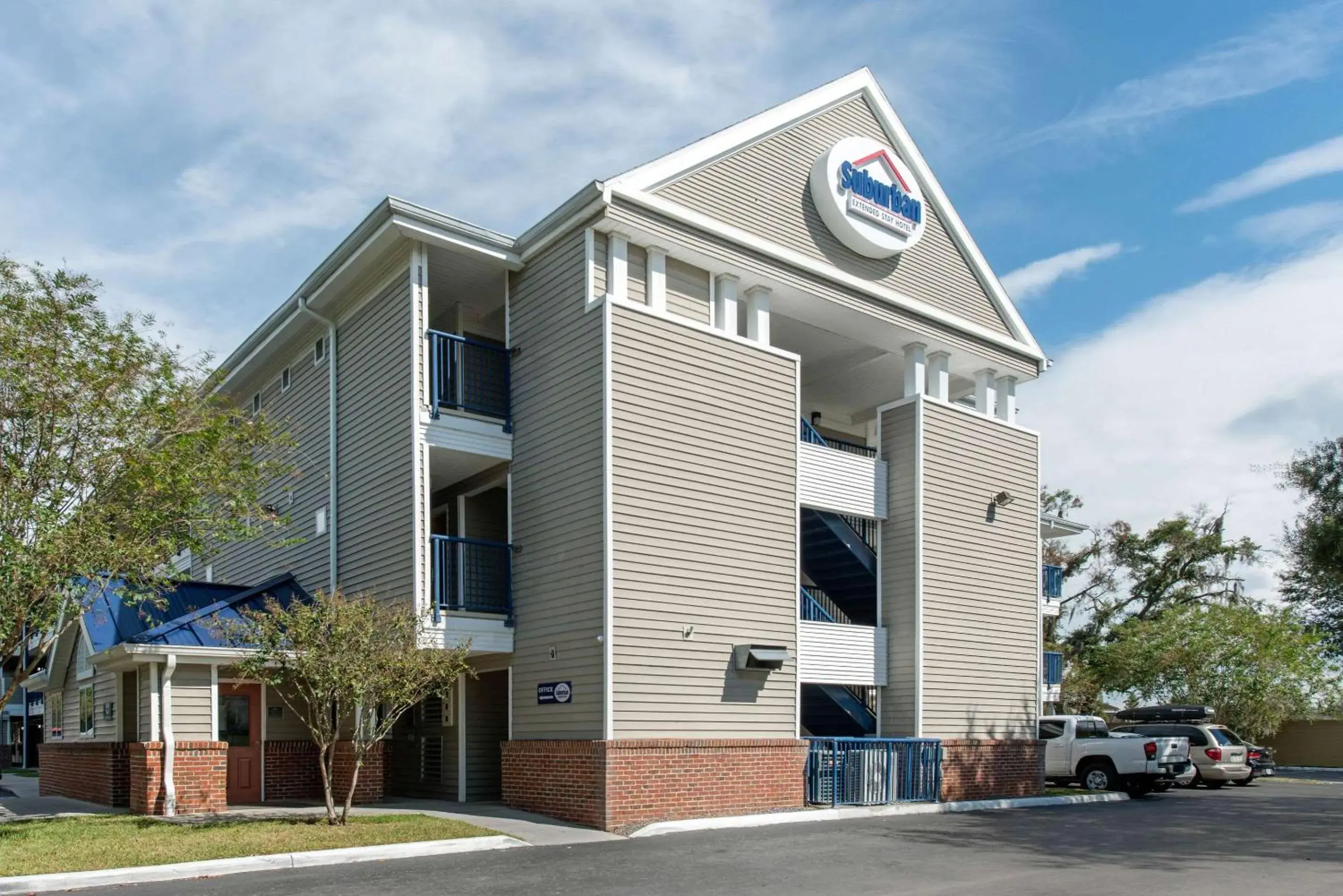 Property Building in Suburban Studios Lakeland North I-4