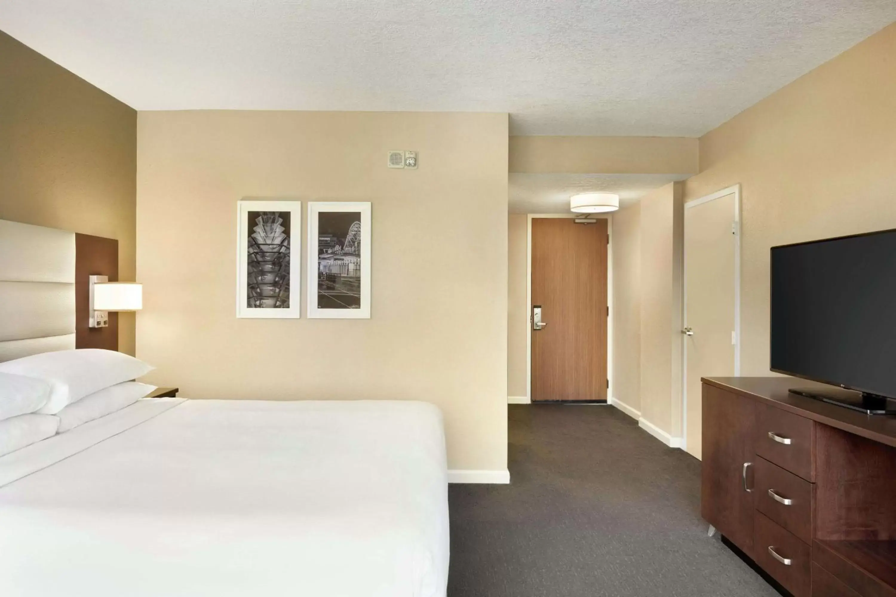 Photo of the whole room, Bed in DoubleTree by Hilton Orlando Downtown
