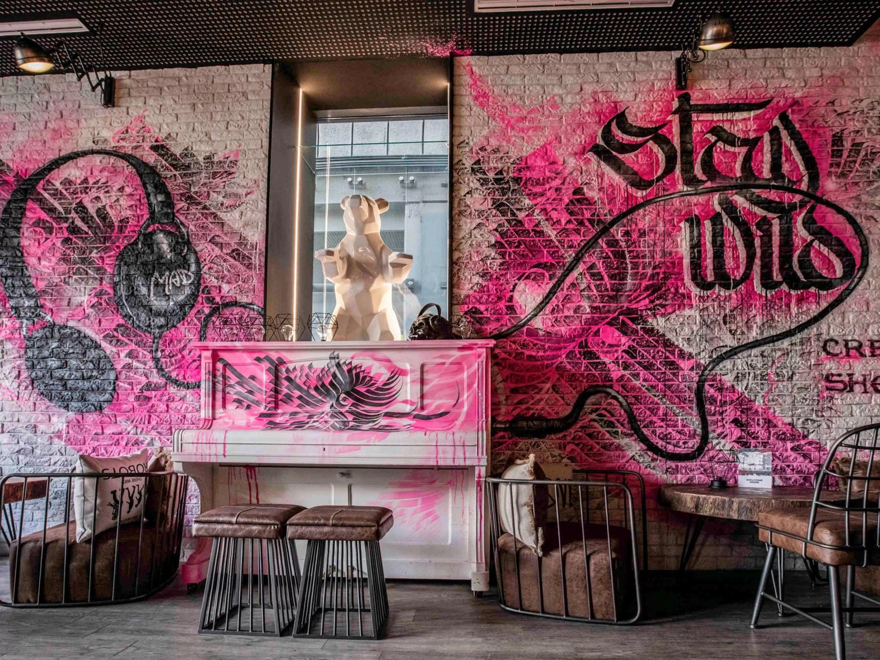 Lounge or bar in ibis Styles Lausanne Center MadHouse