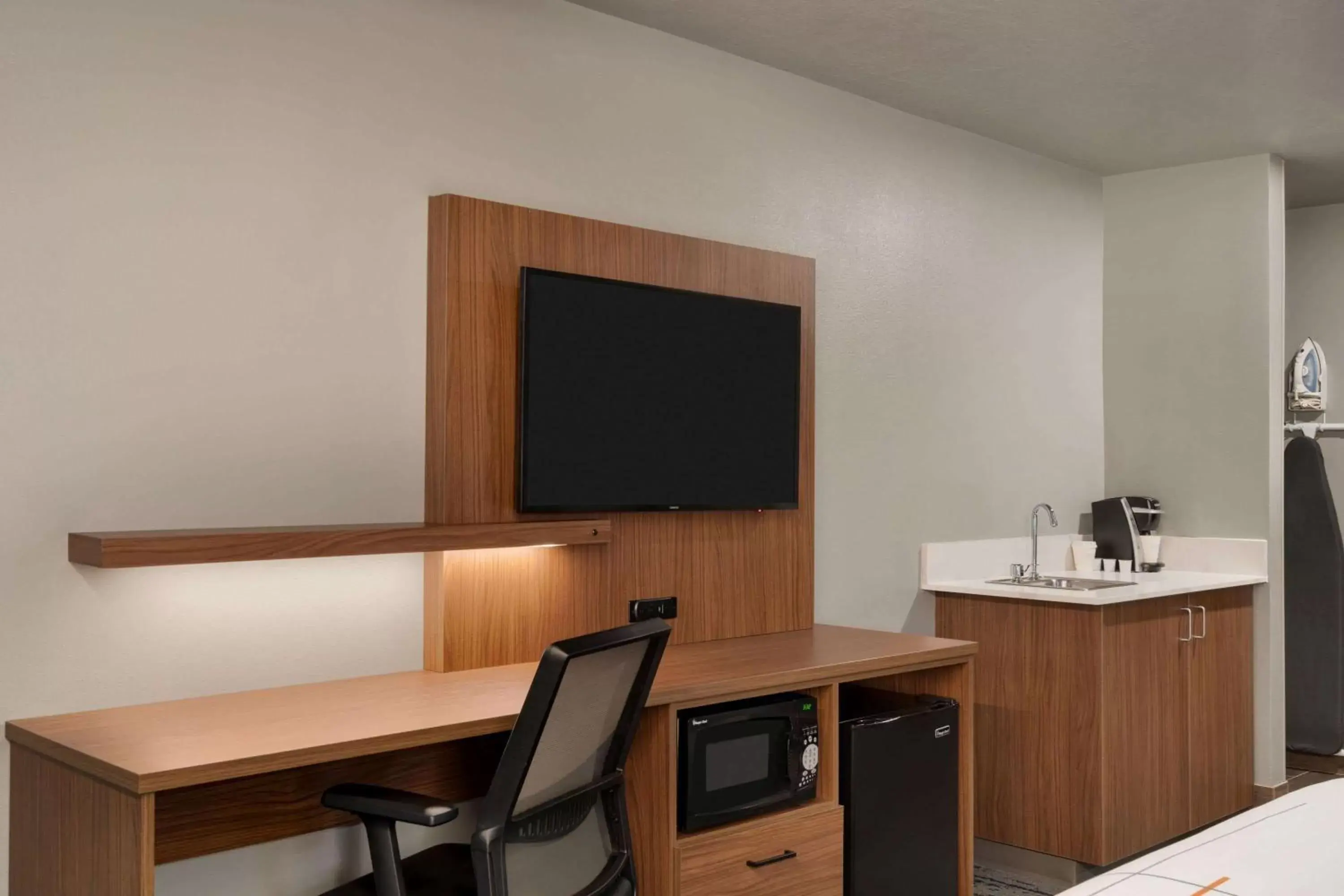 TV and multimedia, TV/Entertainment Center in La Quinta Inn & Suites by Wyndham Springfield
