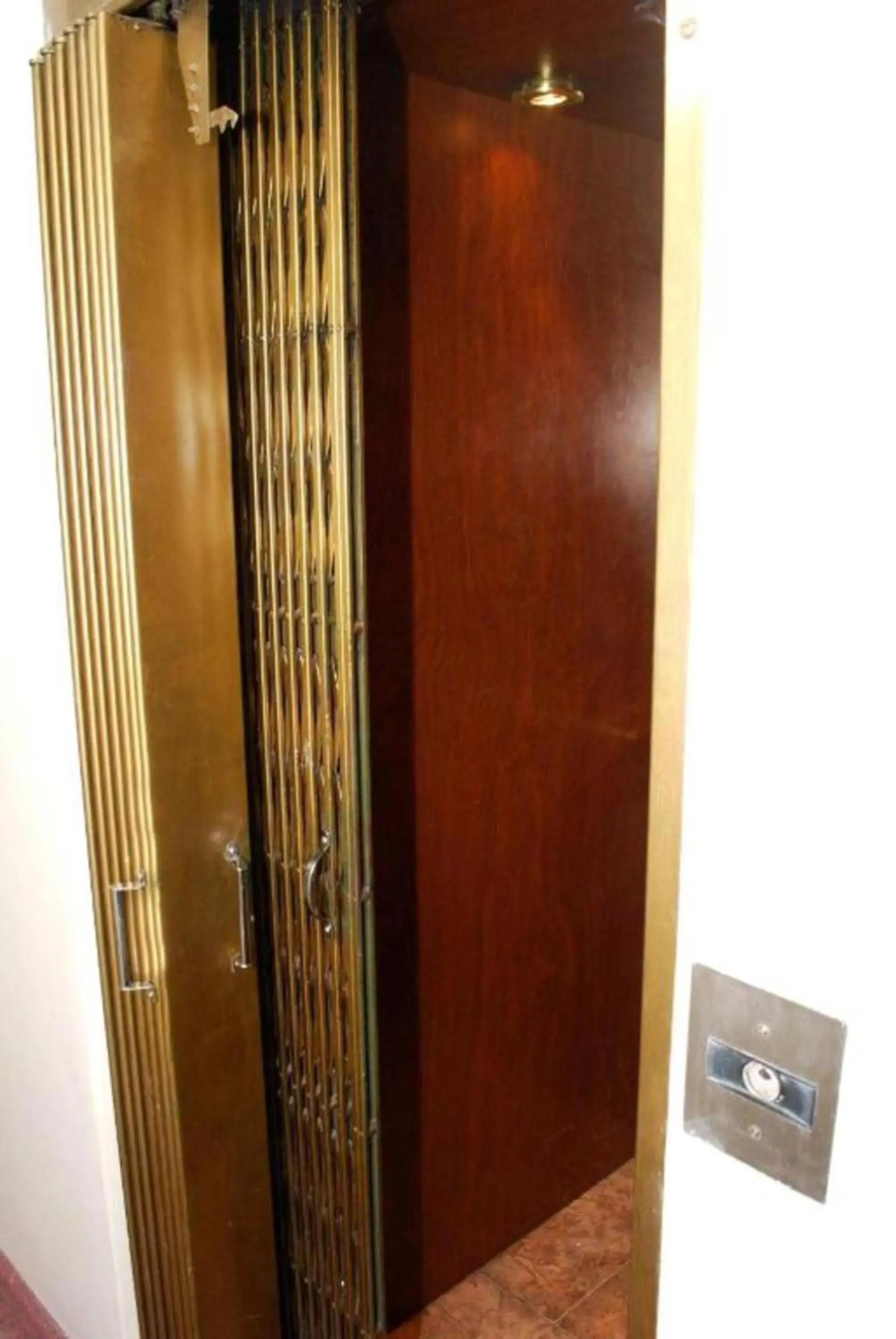 elevator in Laerte Hotel Mendoza