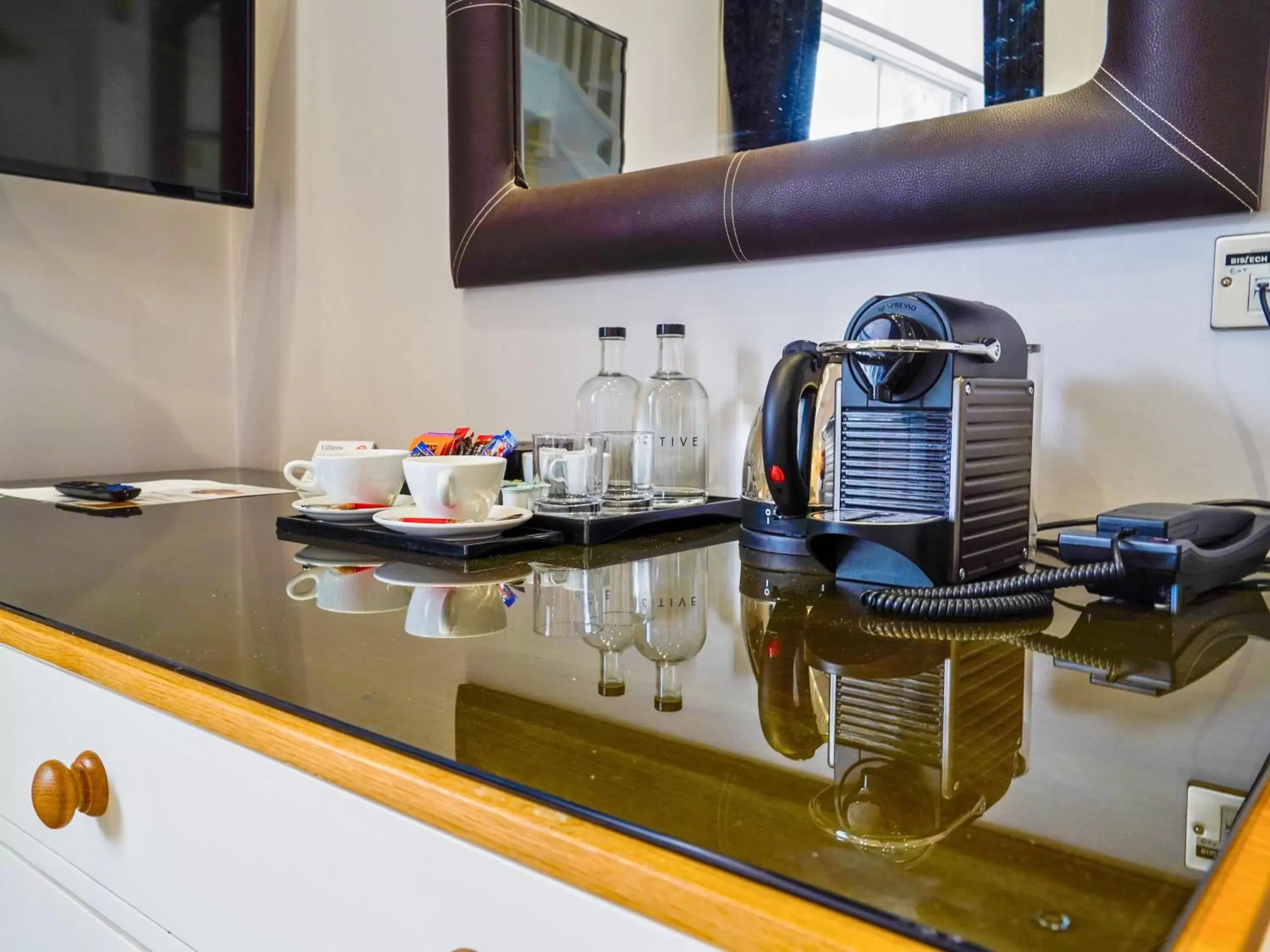 Coffee/tea facilities, Kitchen/Kitchenette in Villiers Hotel