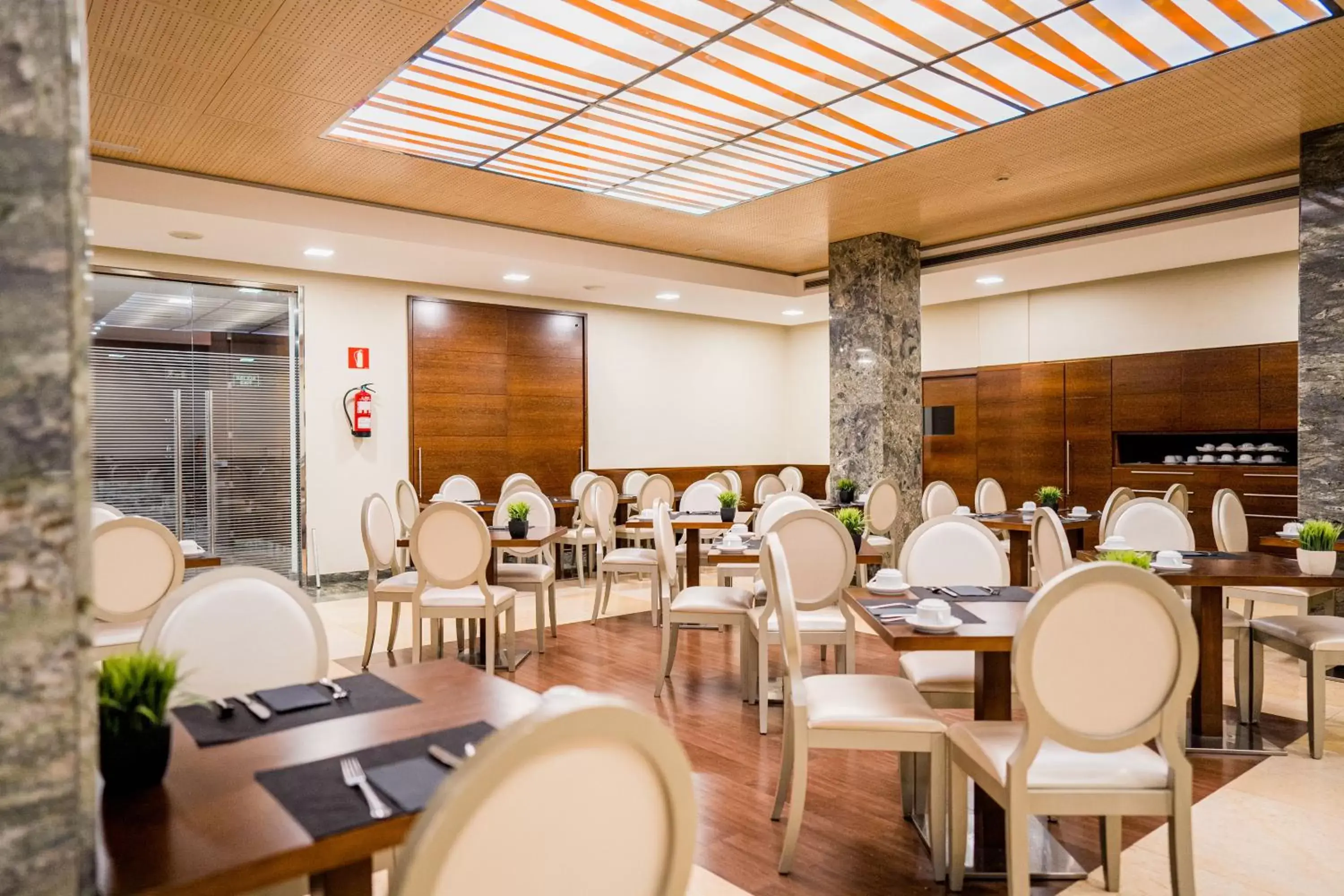 Restaurant/Places to Eat in Hotel Compostela