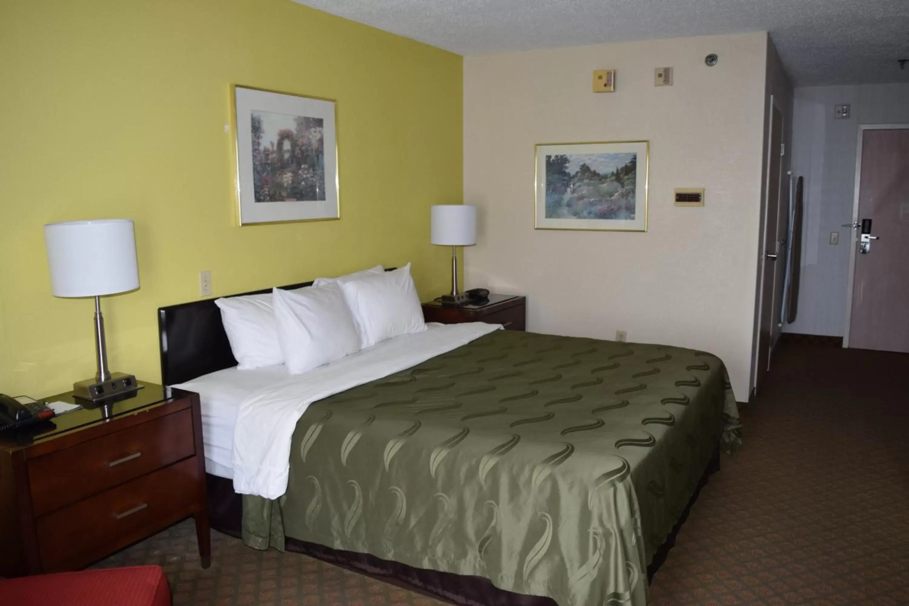 Bed in Quality Inn Rocky Mount