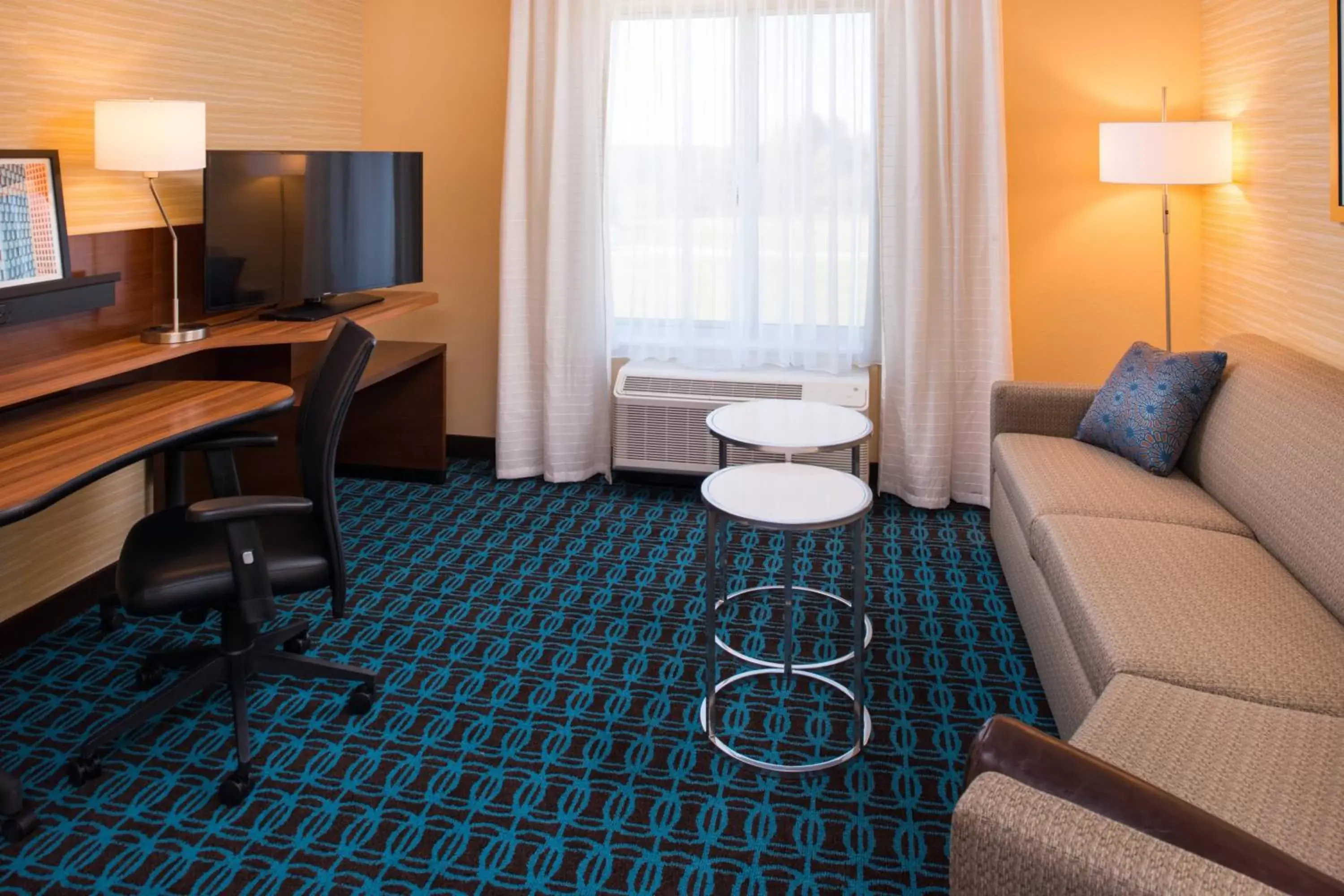 Living room, Seating Area in Fairfield Inn & Suites by Marriott Akron Stow