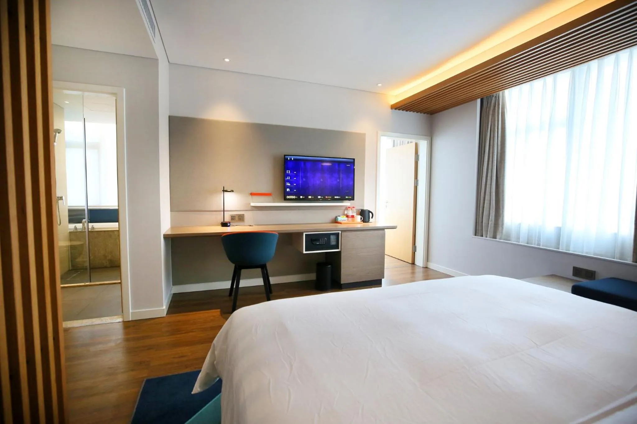 Bedroom, Bed in Holiday Inn Express Chengdu North Railway Station by IHG - Near Panda Base, Near Chunxi Road Free laundromat
