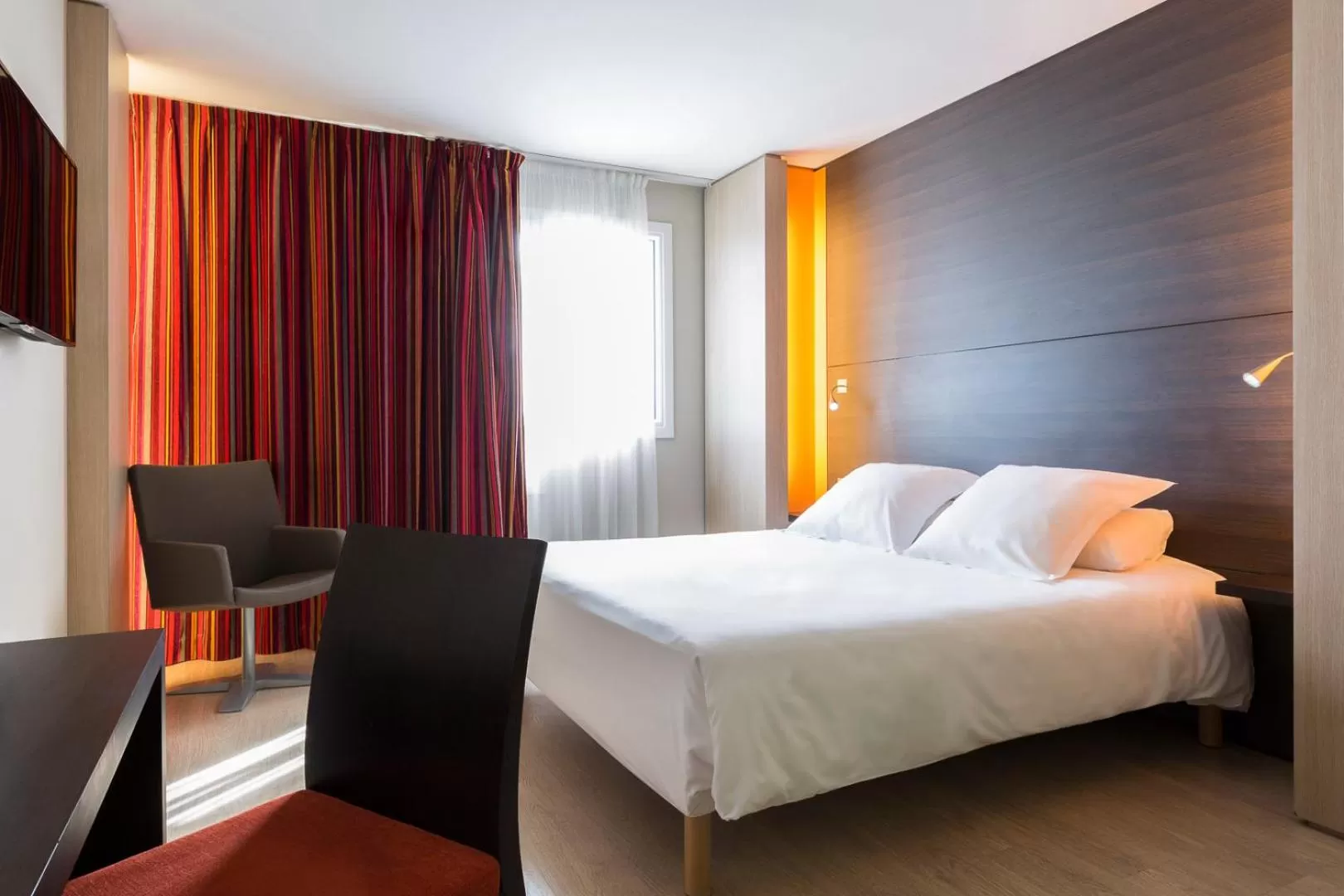 Bedroom, Bed in Hôtel Oceania Nantes Aéroport