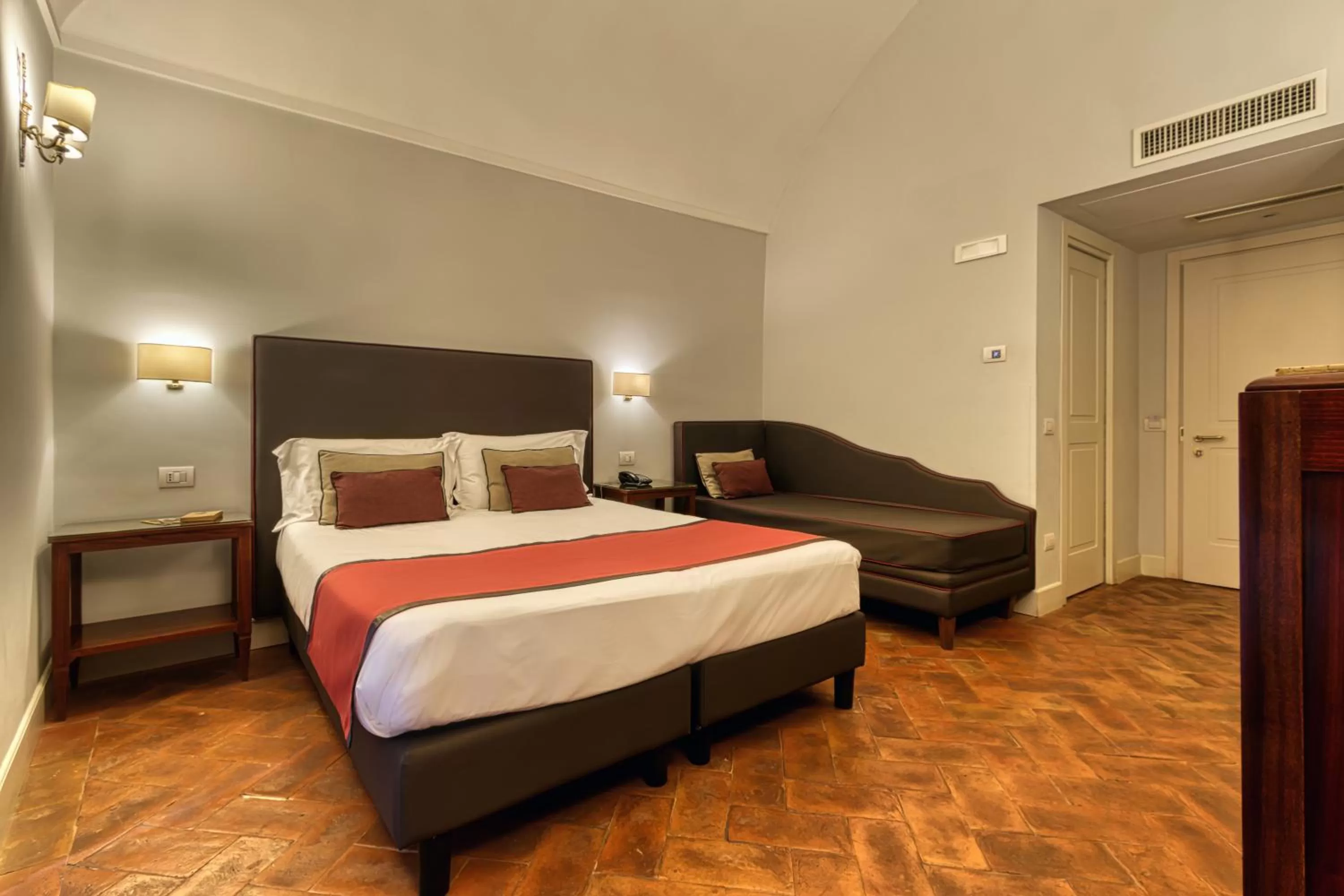 Photo of the whole room, Bed in Decumani Hotel De Charme