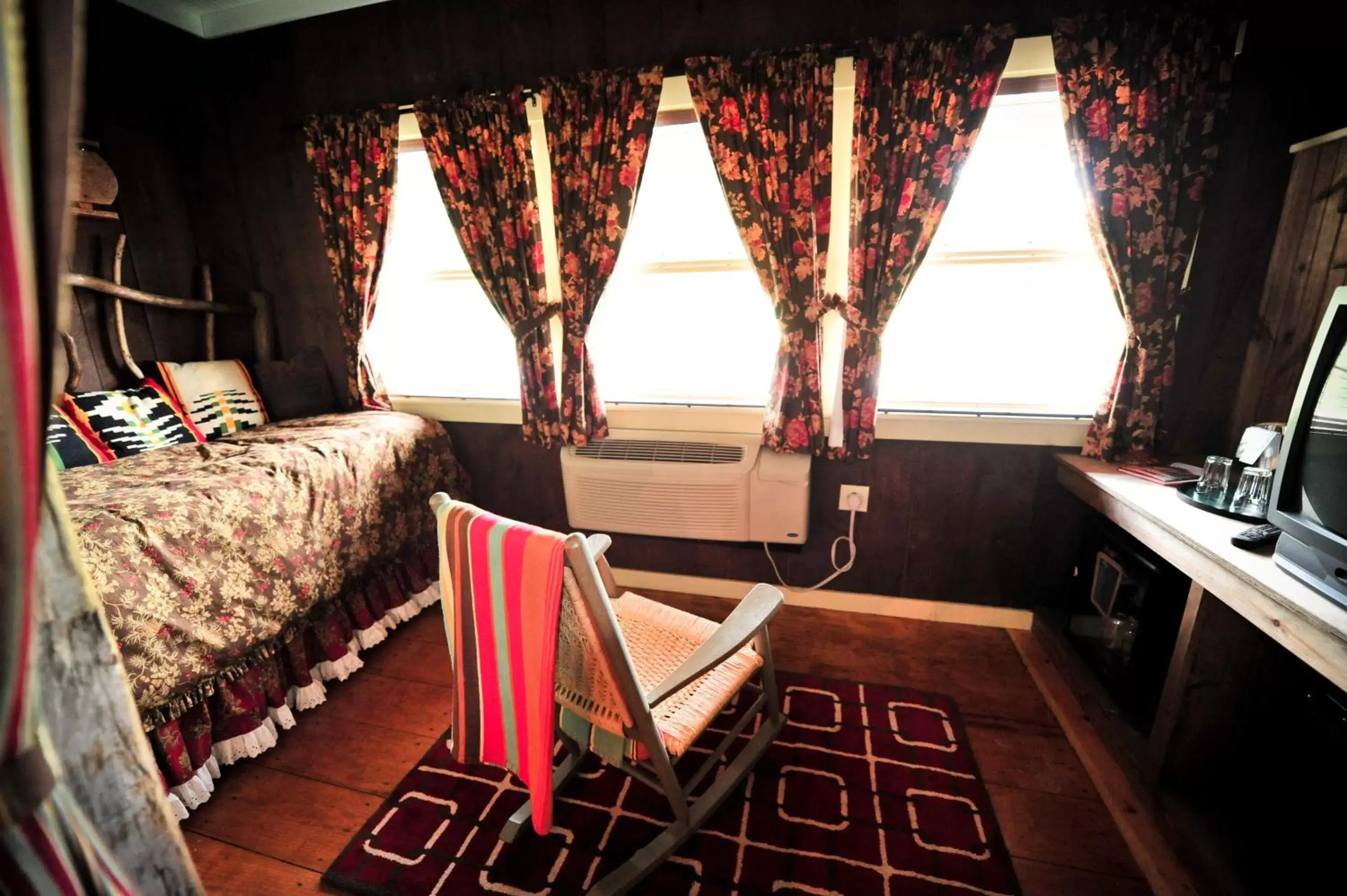 Seating area in The Common Man Inn, Spa & Lodge