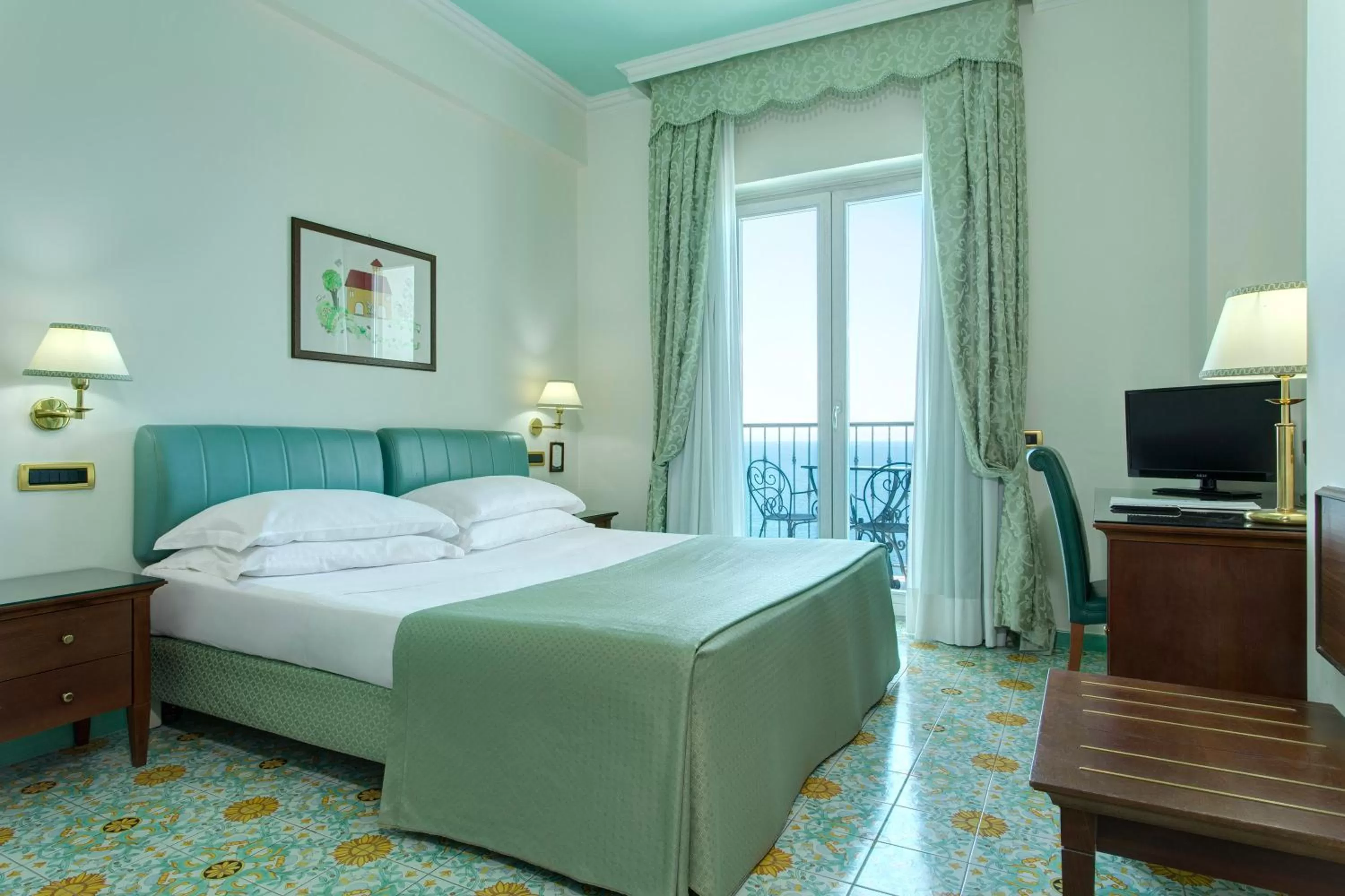 Photo of the whole room, Bed in Lloyd's Baia Hotel