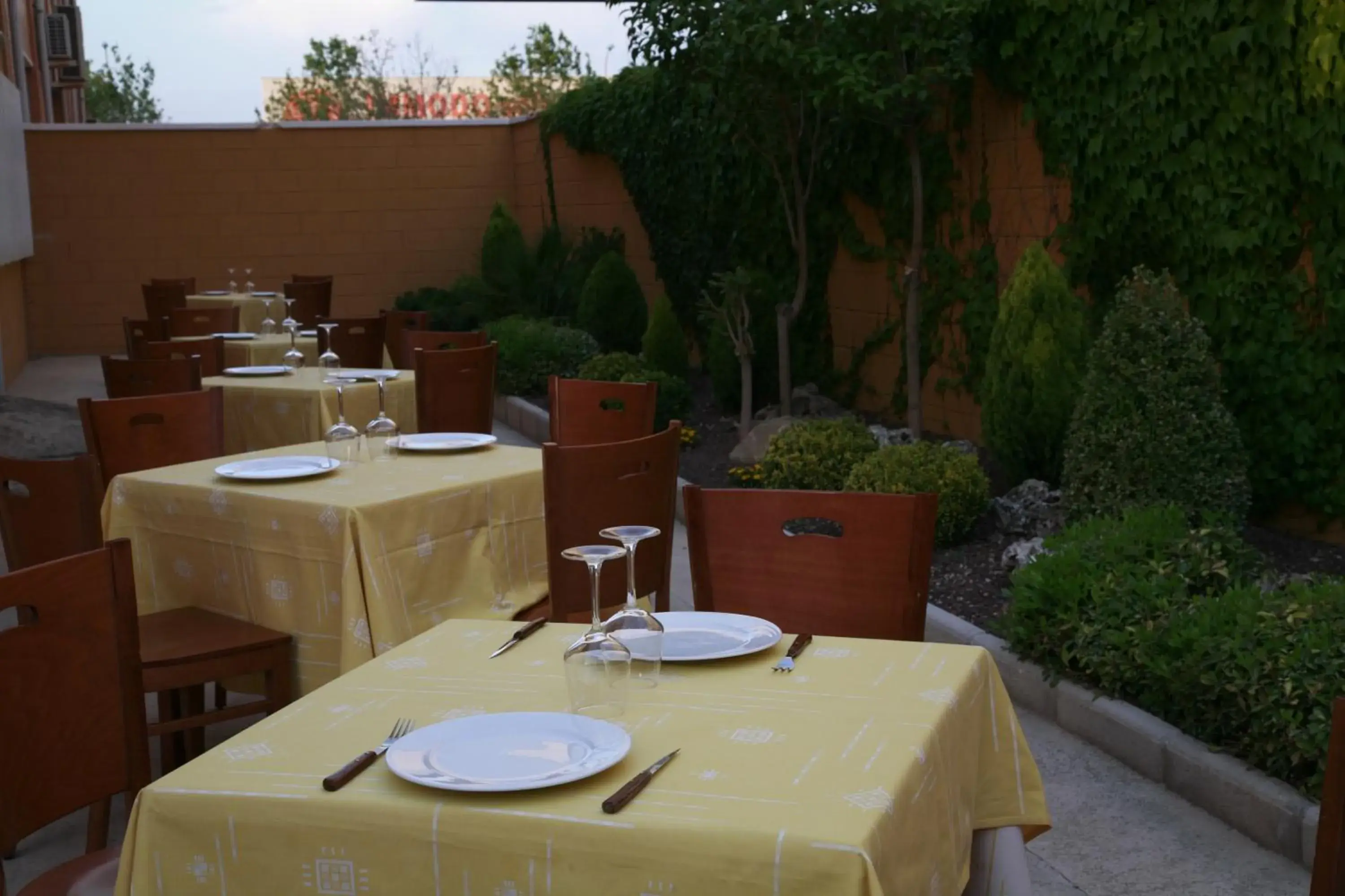 Garden, Restaurant/Places to Eat in HOSTAL EL POLIGONO