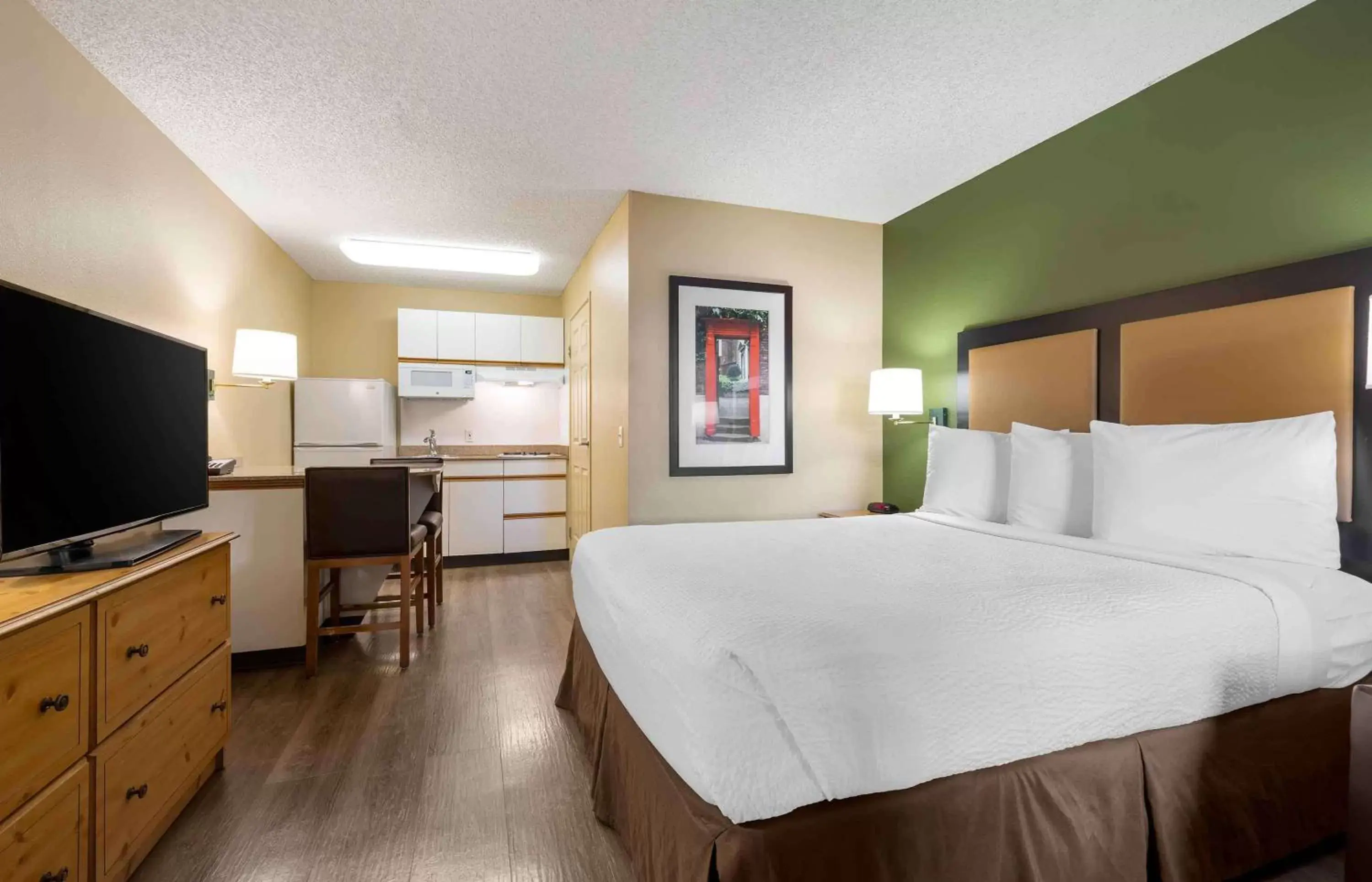 Bedroom, Bed in Extended Stay America Suites - San Diego - Fashion Valley