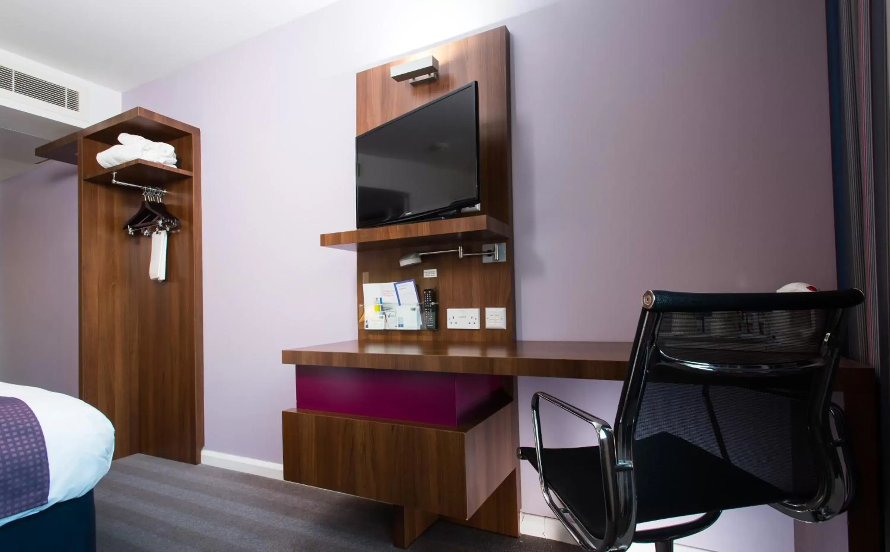 Photo of the whole room, TV/Entertainment Center in Holiday Inn Express Lincoln City Centre, an IHG Hotel