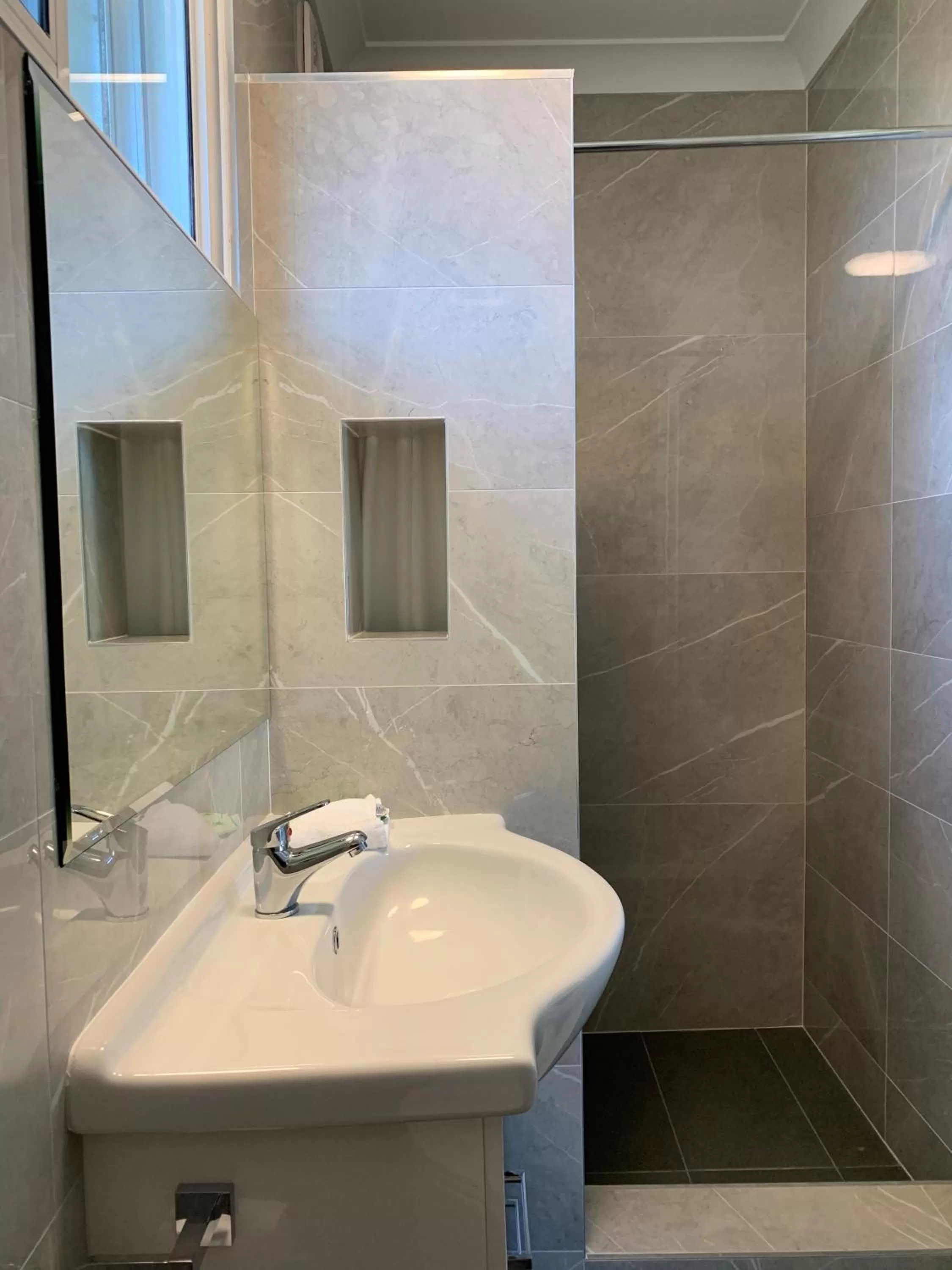 Bathroom in High Mountains Motor Inn