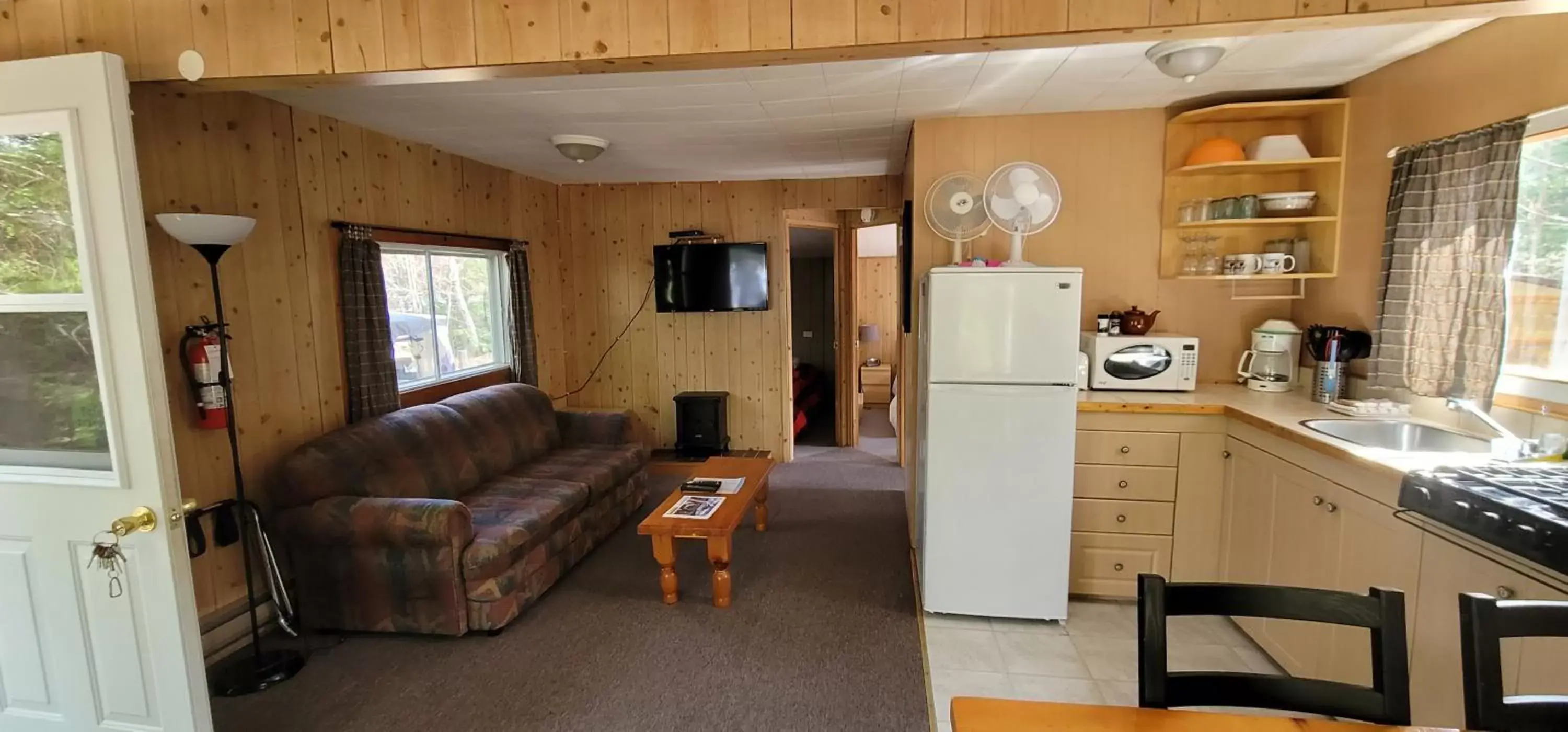 Kitchen/Kitchenette in Parkway Cottage Resort and Trading Post