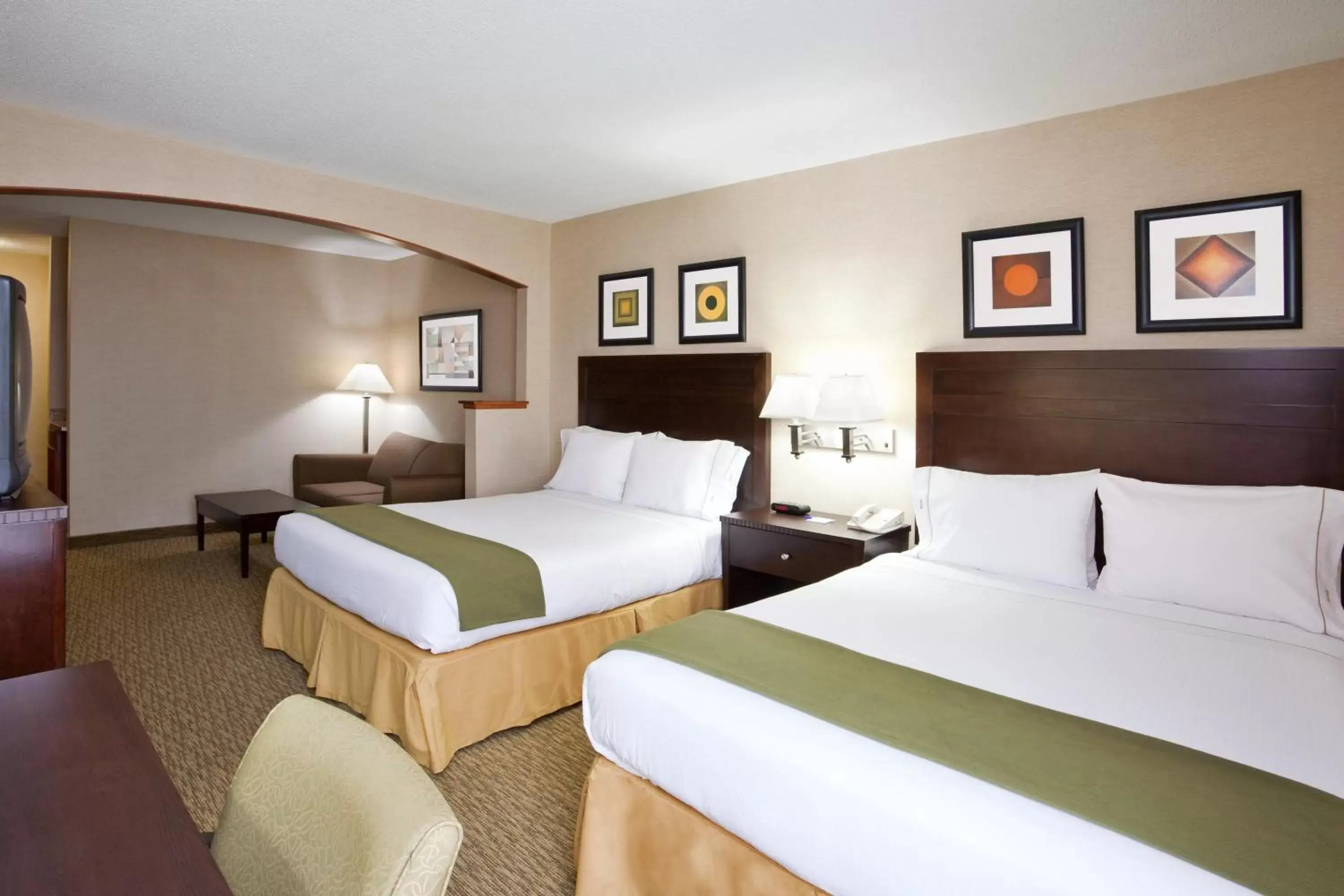 Photo of the whole room, Bed in Holiday Inn Express Hotel & Suites Cleveland-Streetsboro, an IHG Hotel