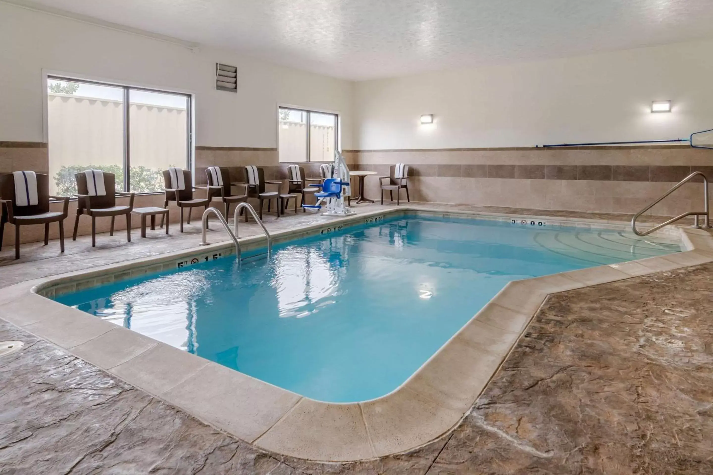 On site, Swimming Pool in Comfort Suites Speedway - Kansas City