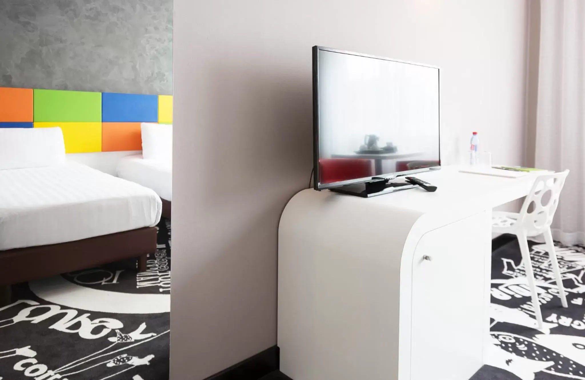 TV and multimedia, TV/Entertainment Center in Hotel Tristar