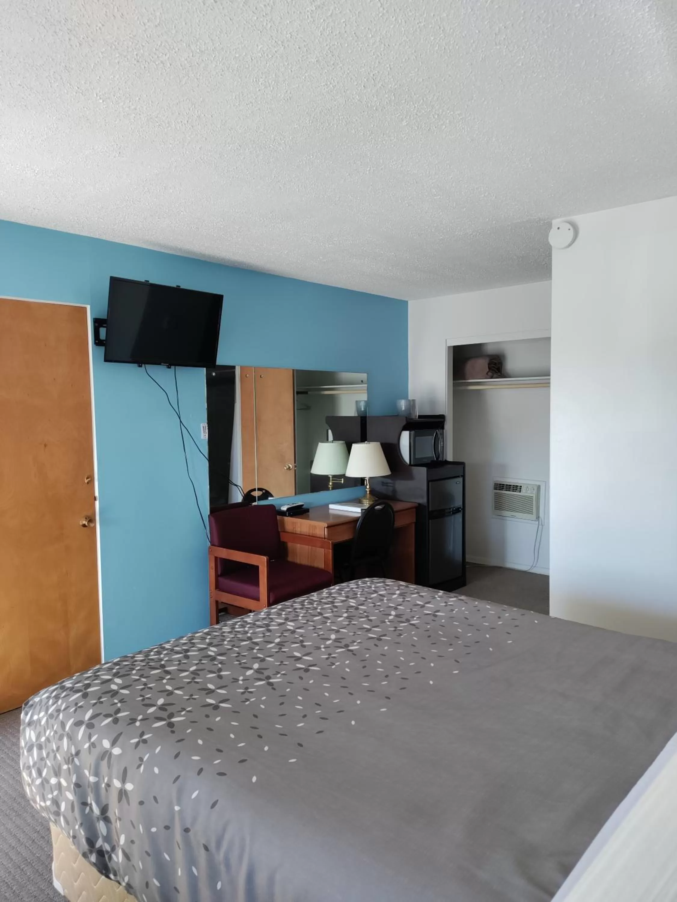 Bed in Eight Bar B Motel