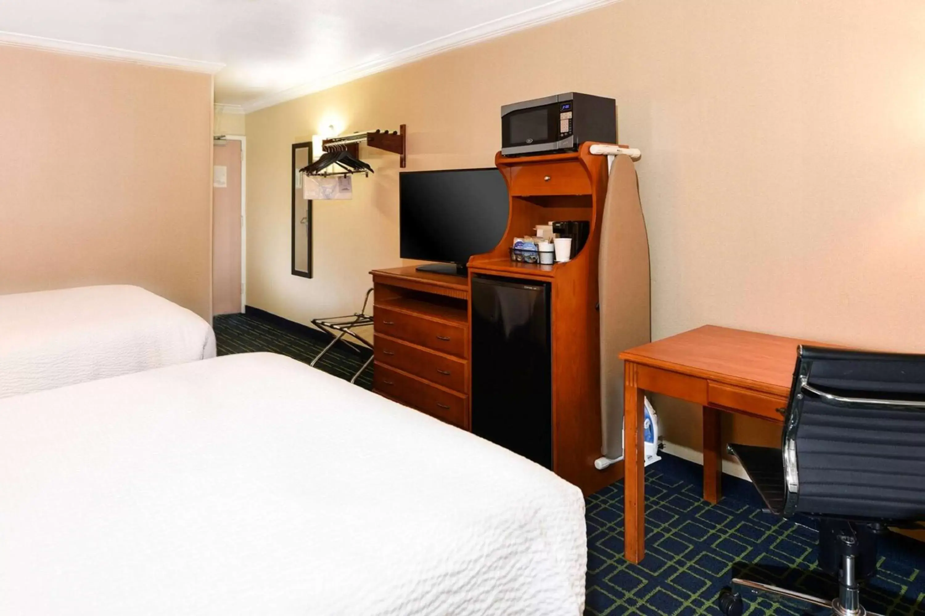 Bedroom, TV/Entertainment Center in SureStay Hotel by Best Western Ontario Airport