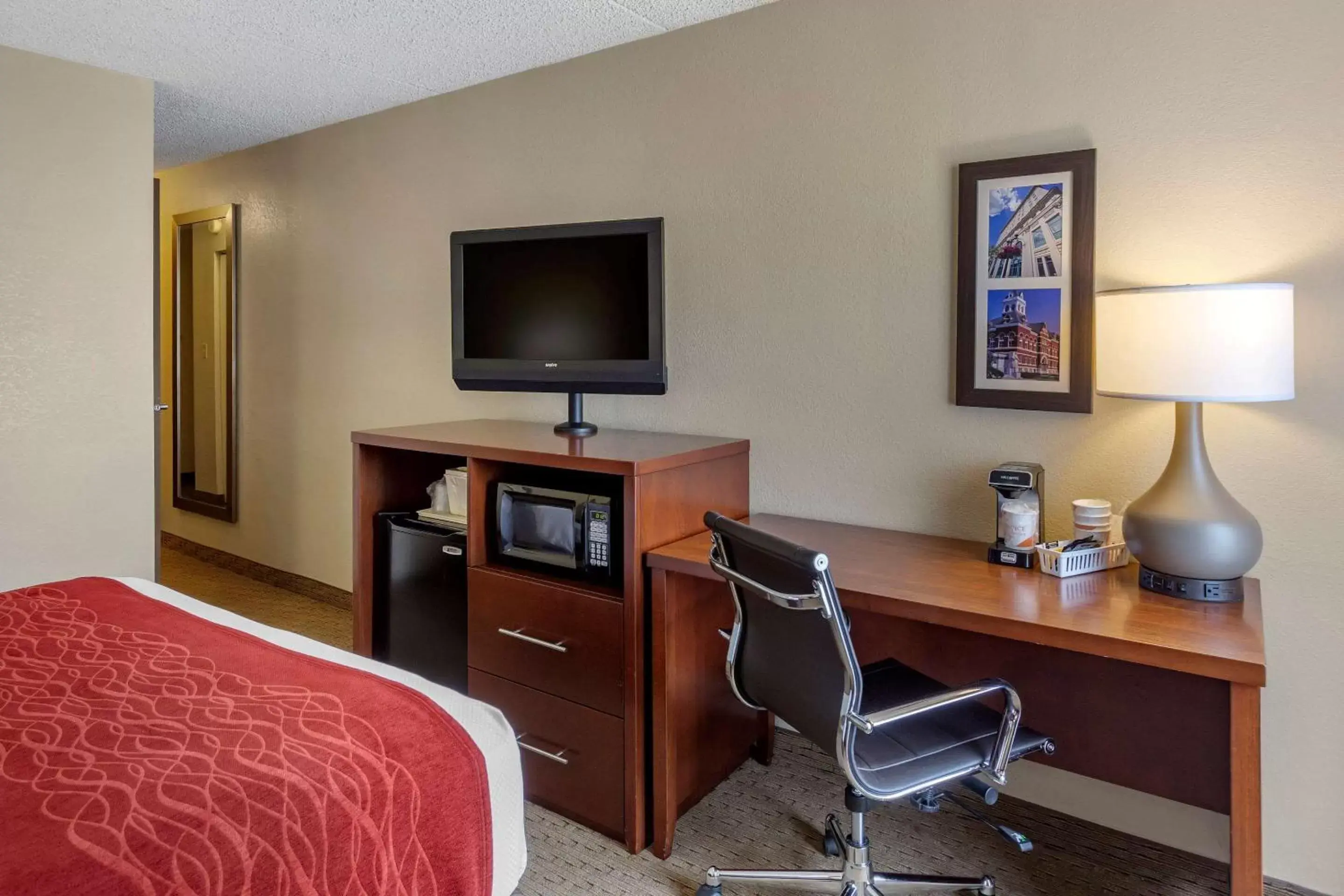 Photo of the whole room, TV/Entertainment Center in Comfort Inn & Suites Rochelle