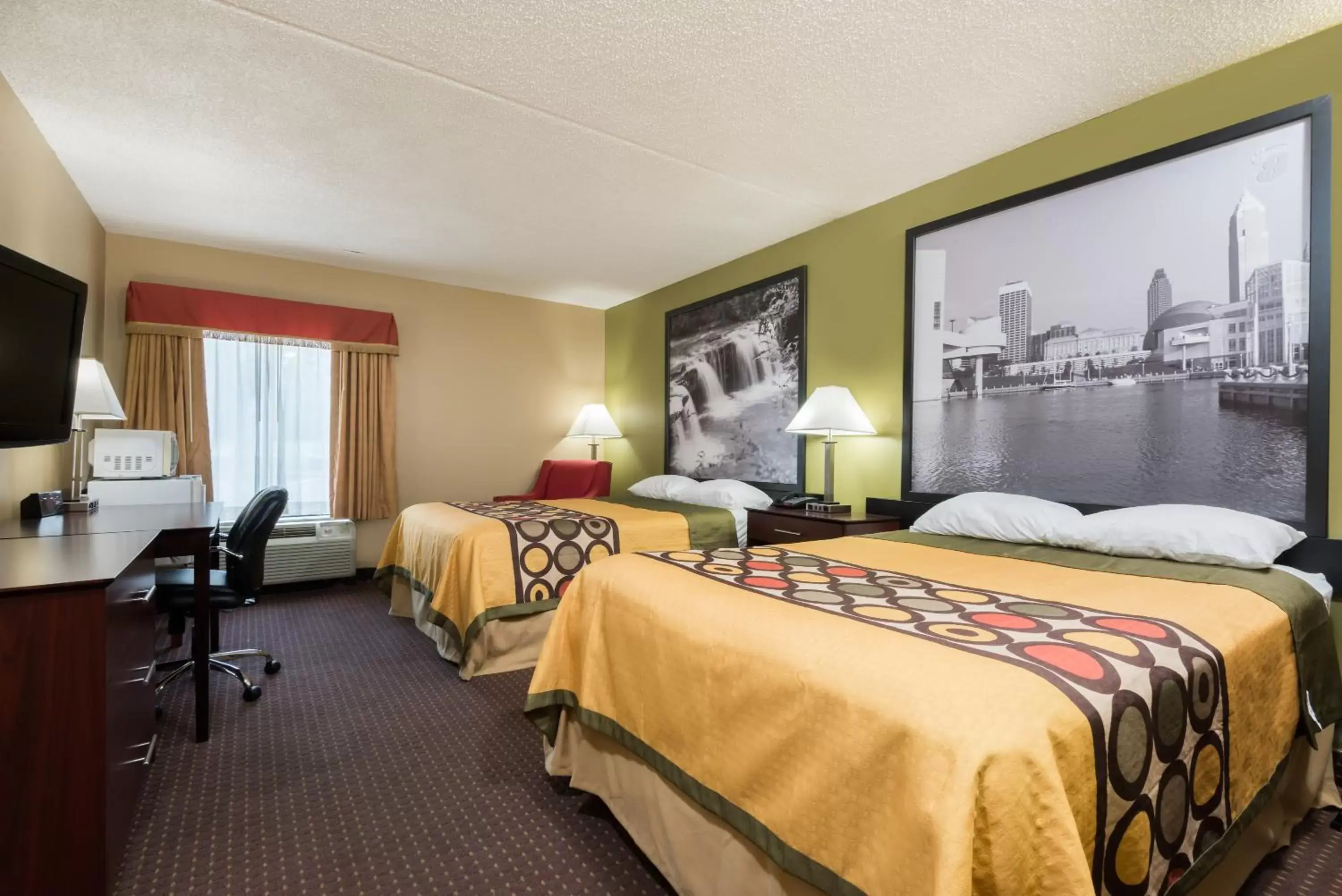 Bed in Super 8 by Wyndham Miamisburg Dayton S Area OH Bed in Super 8 by Wyndham Miamisburg Dayton S Area OH