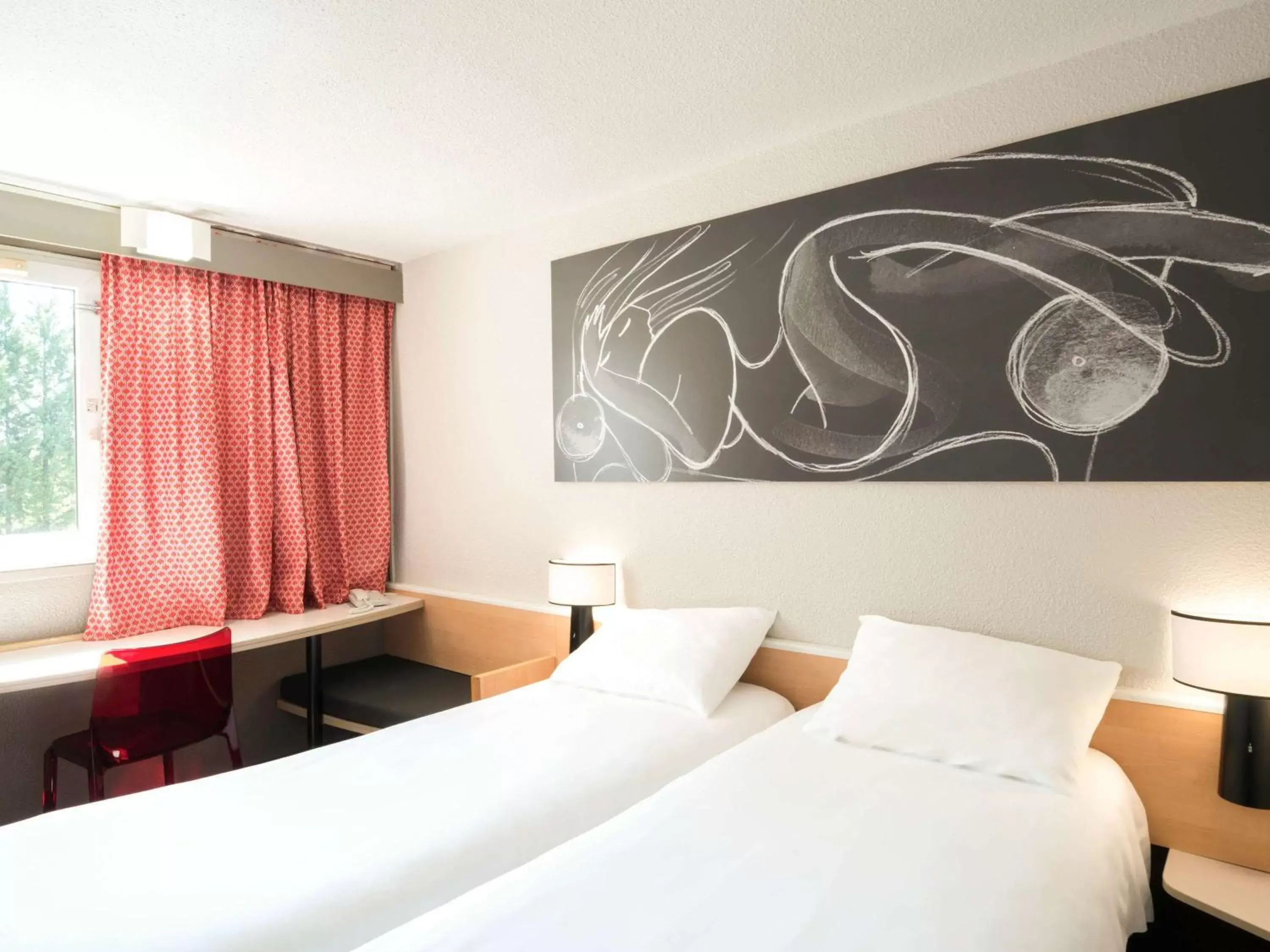 Photo of the whole room, Bed in ibis Limoges Nord