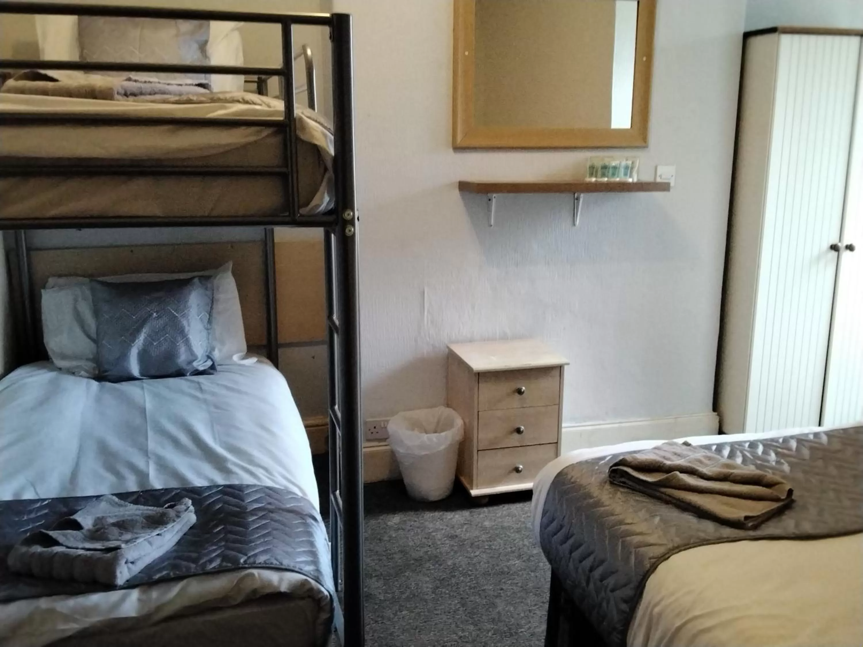 Bunk Bed in Lucena Hotel