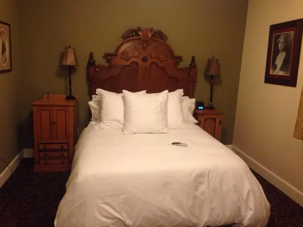 Bedroom, Bed in National Hotel Jackson