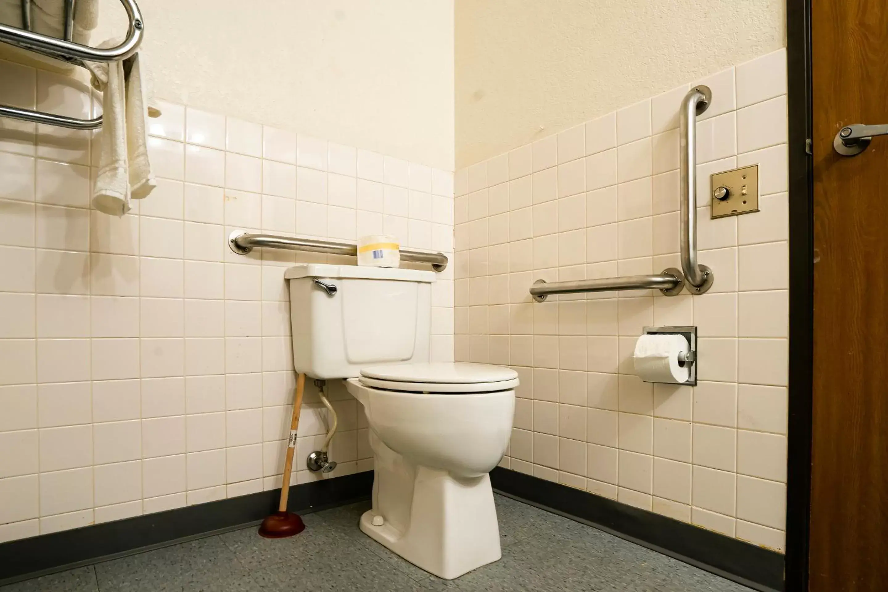 Bathroom in OYO Hotel Redwood Falls near Jackpot Casino