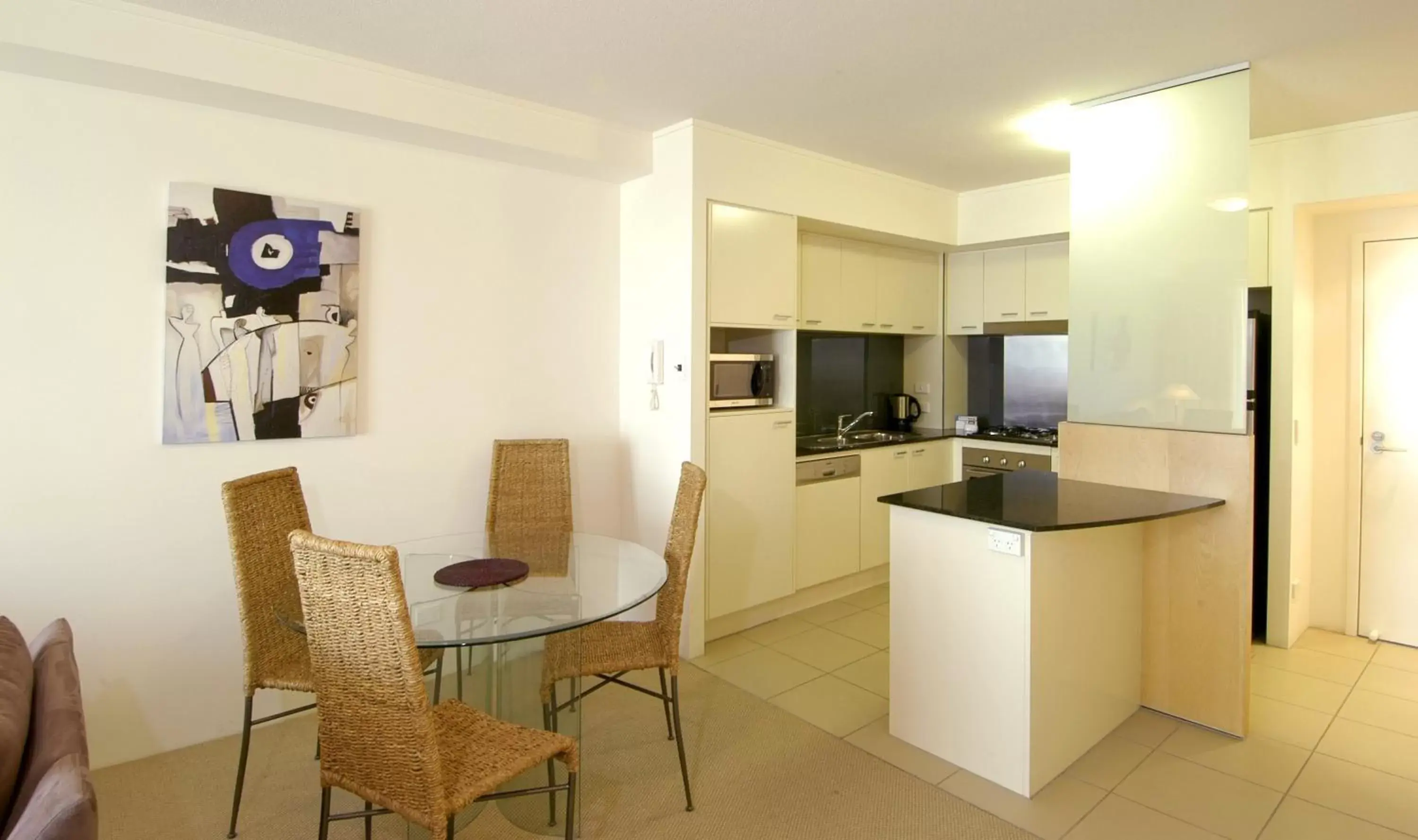 Dining area, Kitchen/Kitchenette in Mantra Broadbeach on the Park