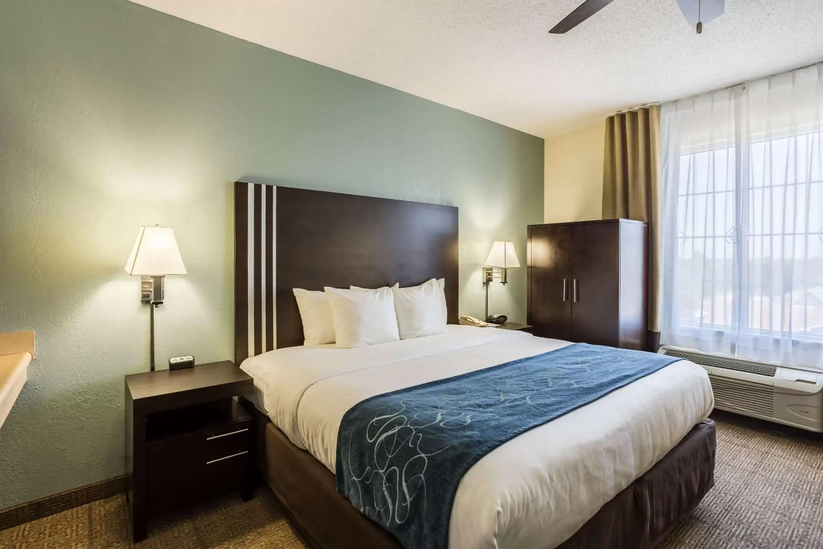 Photo of the whole room, Bed in Comfort Suites New Orleans East