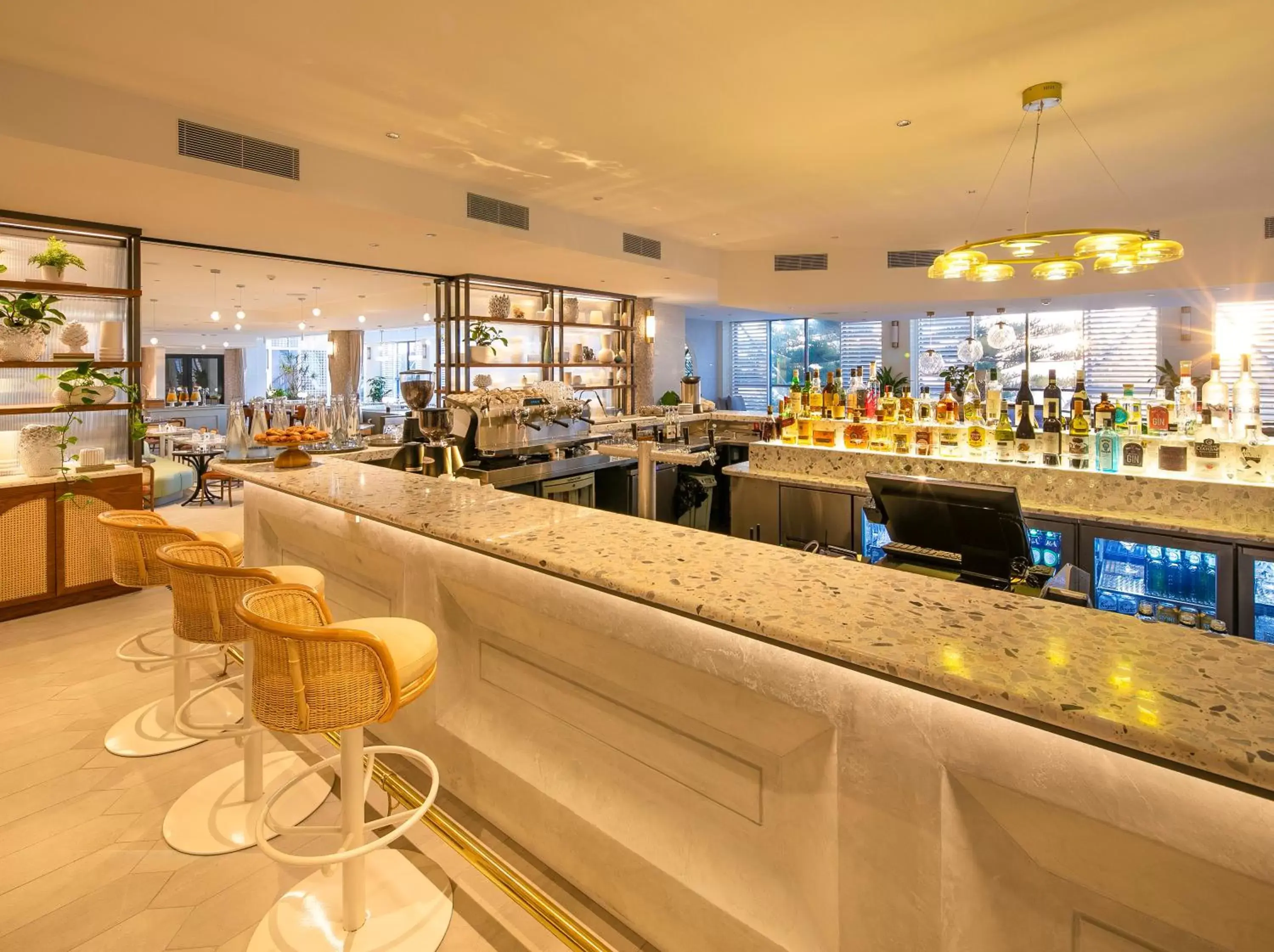 Lounge or bar, Restaurant/Places to Eat in Crowne Plaza Sydney Coogee Beach, an IHG Hotel
