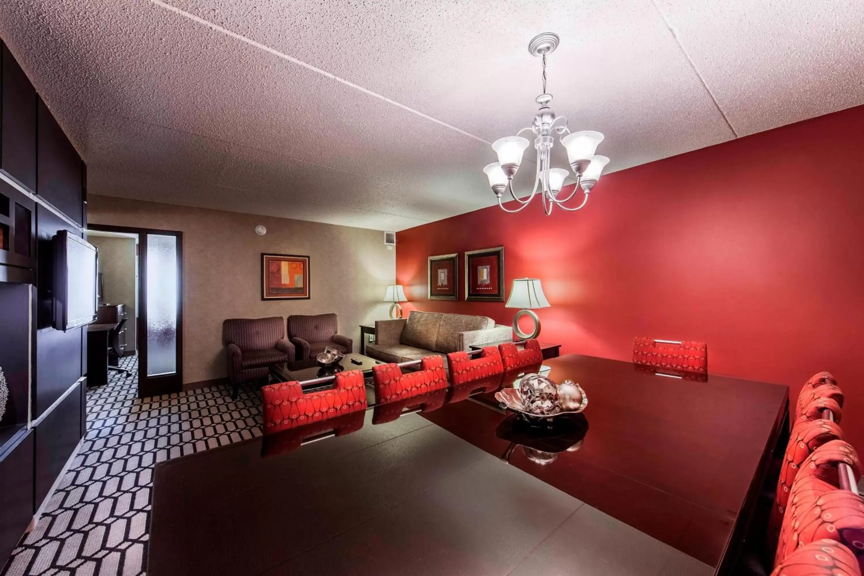 Living room, Seating Area in Delta Hotels by Marriott Fargo